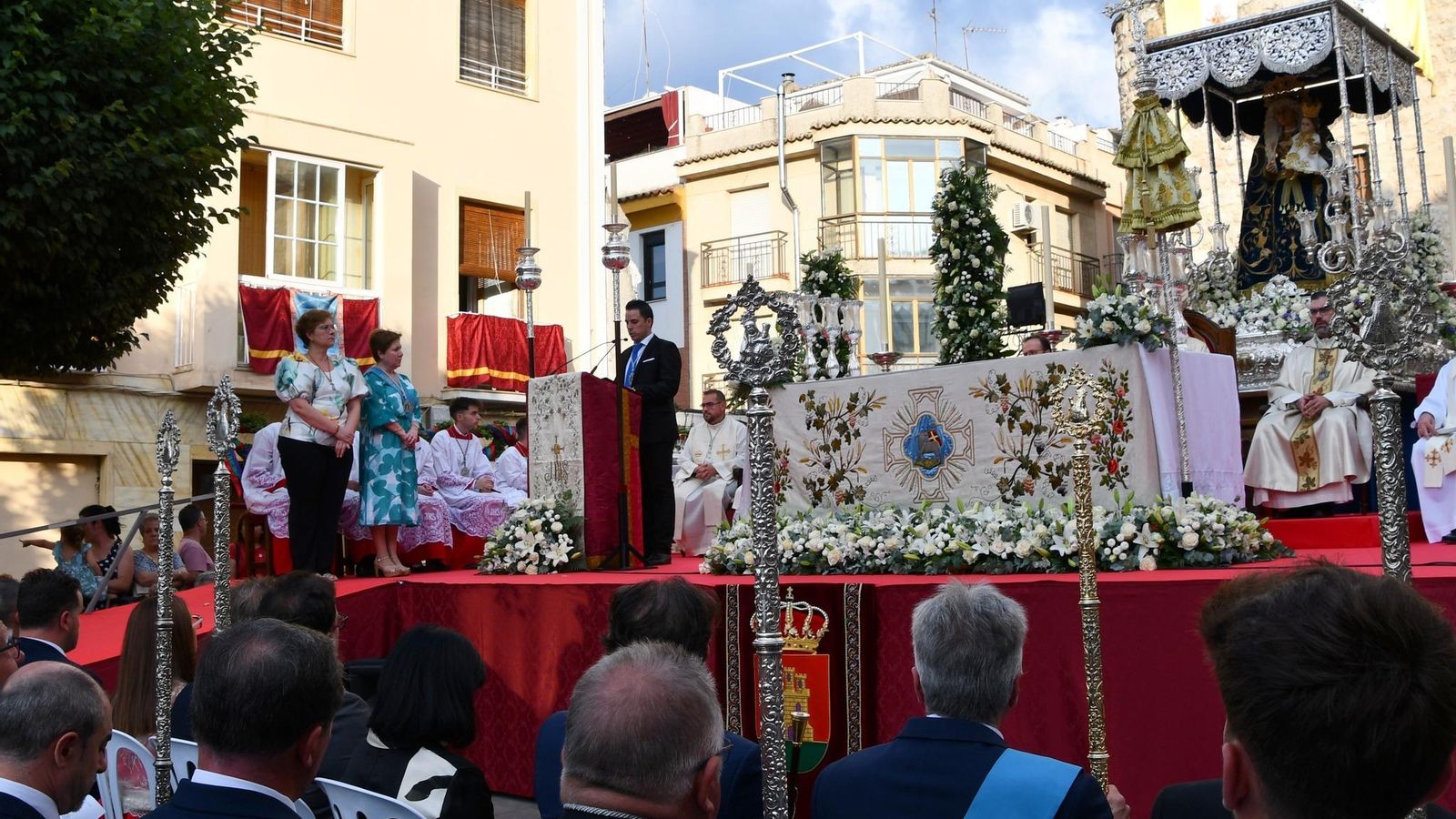 Altar preparado para la solemne misa presidida por el obispo.