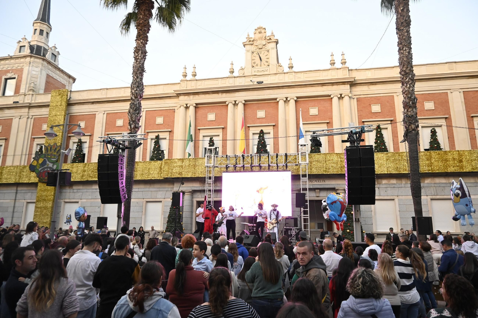 Imágenes de la nevada y alumbrado navideño en Huelva