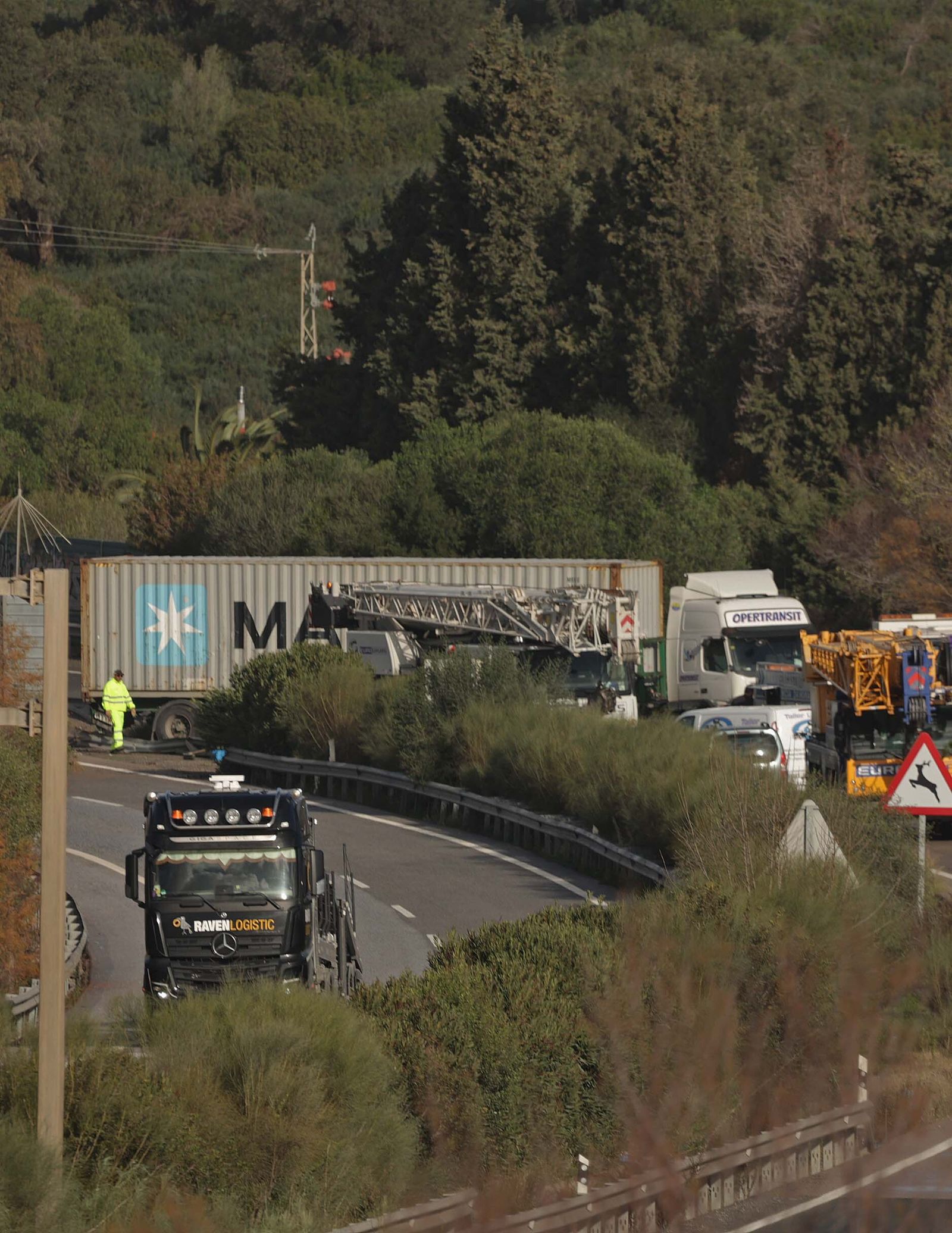 Fotos del camión accidentado en la A 381