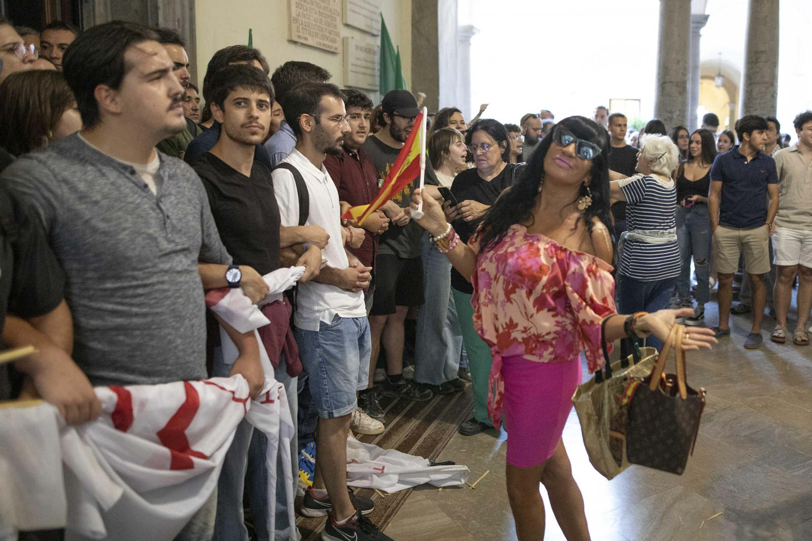 Altercados en la conferencia de Macarena Olona en Granada