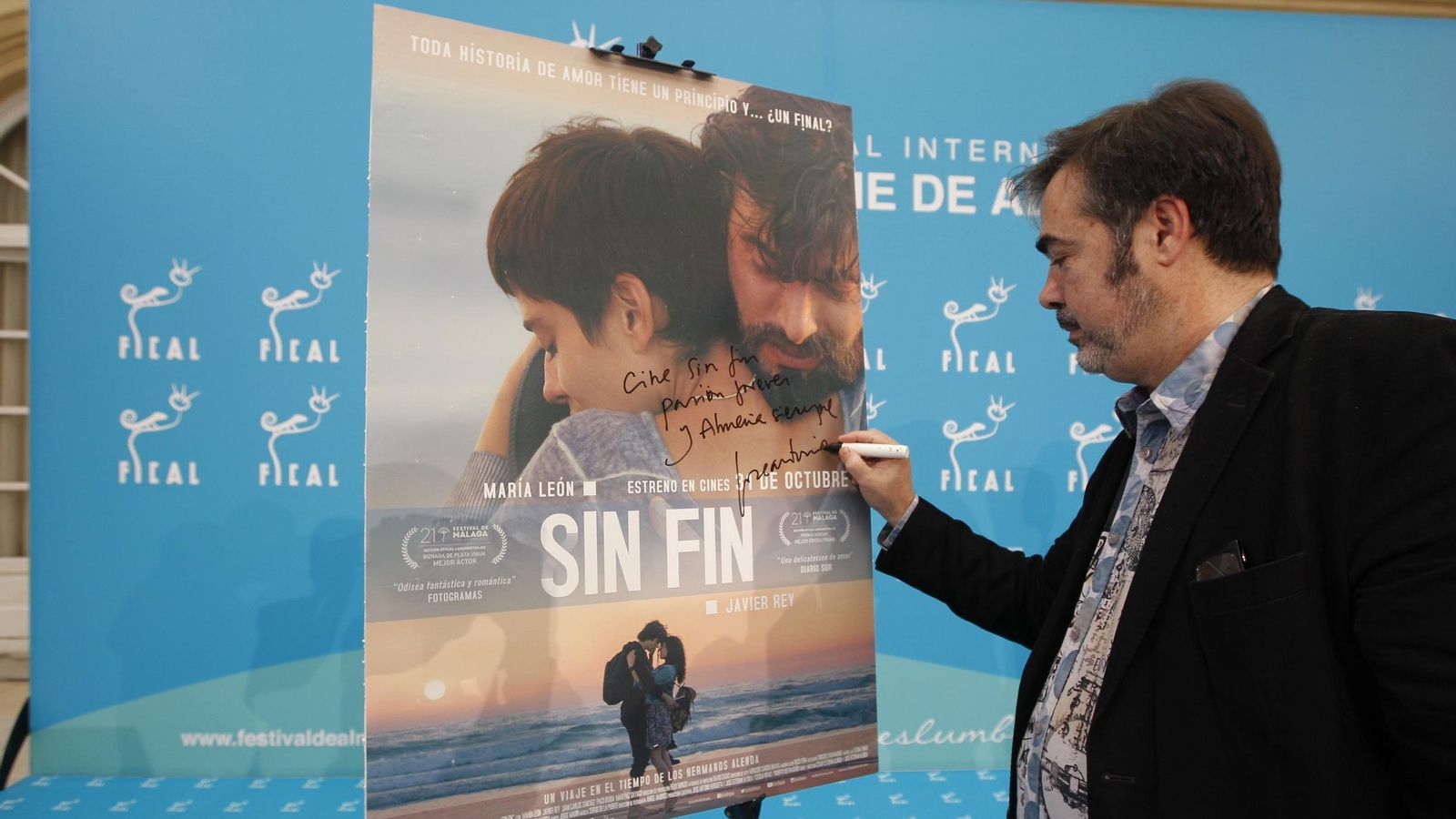 Hergueta dejó su firma en el cartel de la película 'Sin fin'.