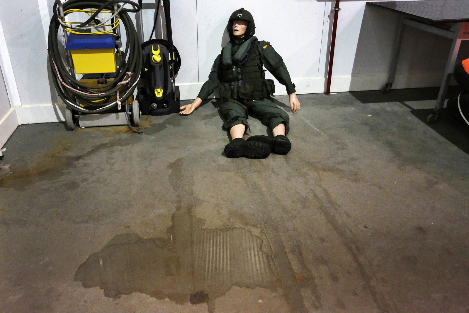 Una jornada de entrenamiento en el simulador de rescates en el mar de la Armada