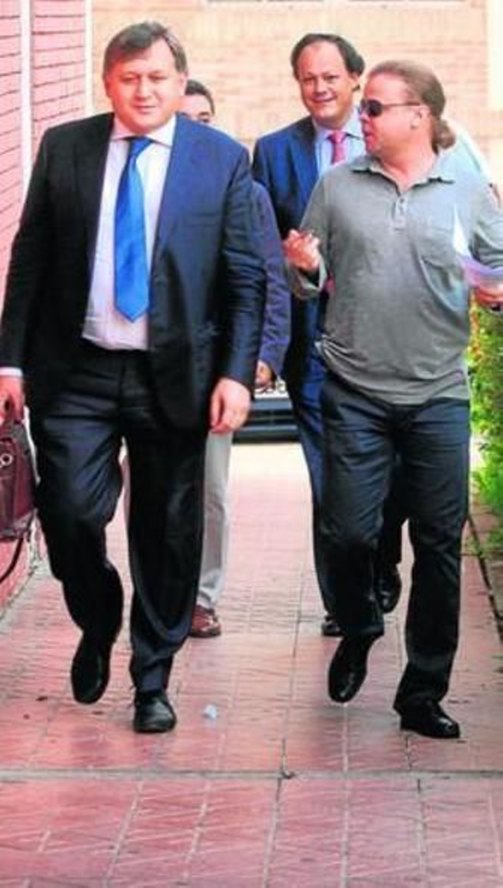 Representantes de Krasfarma durante la subasta del año 2014.