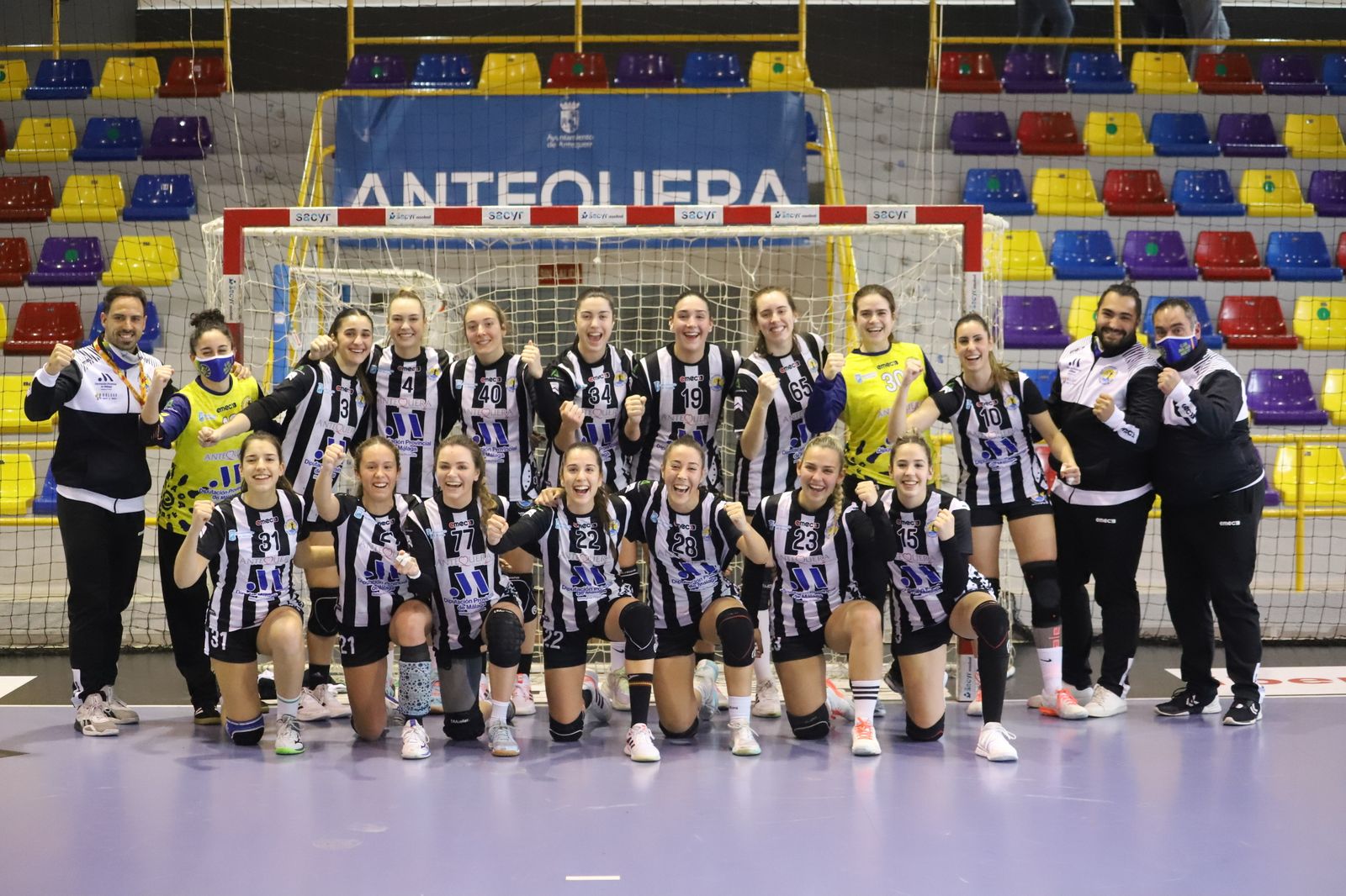 Las jugadoras del Antequera Costa del Sol celebran la victoria.