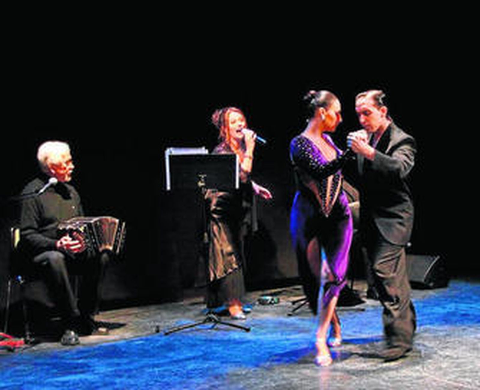 Walter Ríos, Paola Schiavoni y la pareja Betsabé y Jonathan.