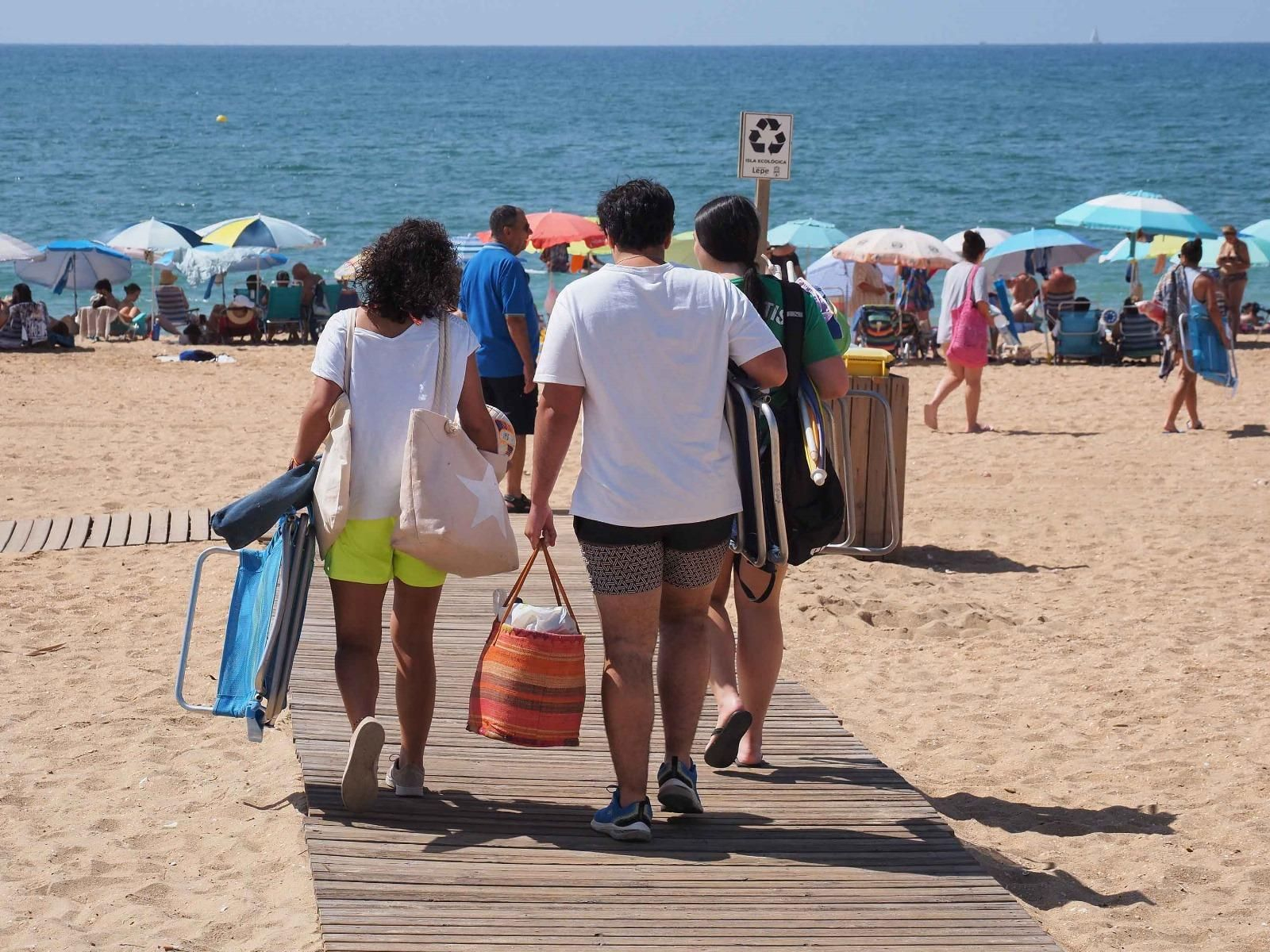 Ambiente de la playa de La Antilla a rebosar en un caluroso día