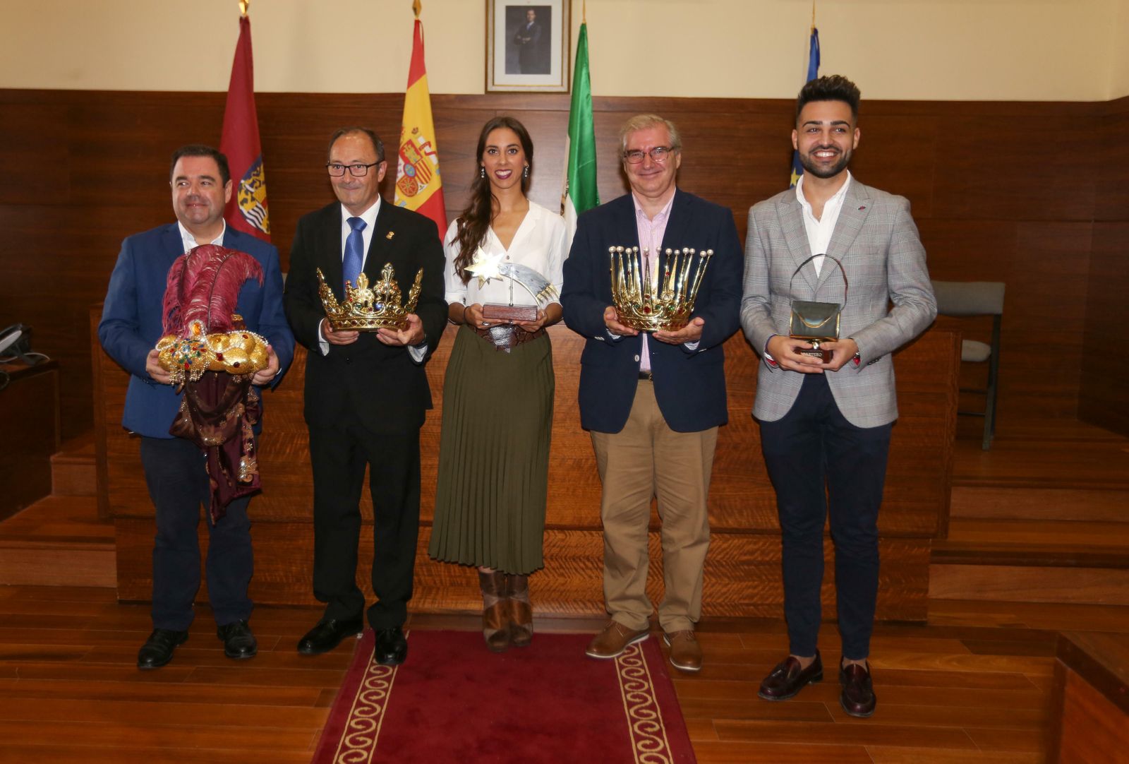 Sus Majestades con las coronas, acompañados de la Estrella de Oriente y el Cartero Real.