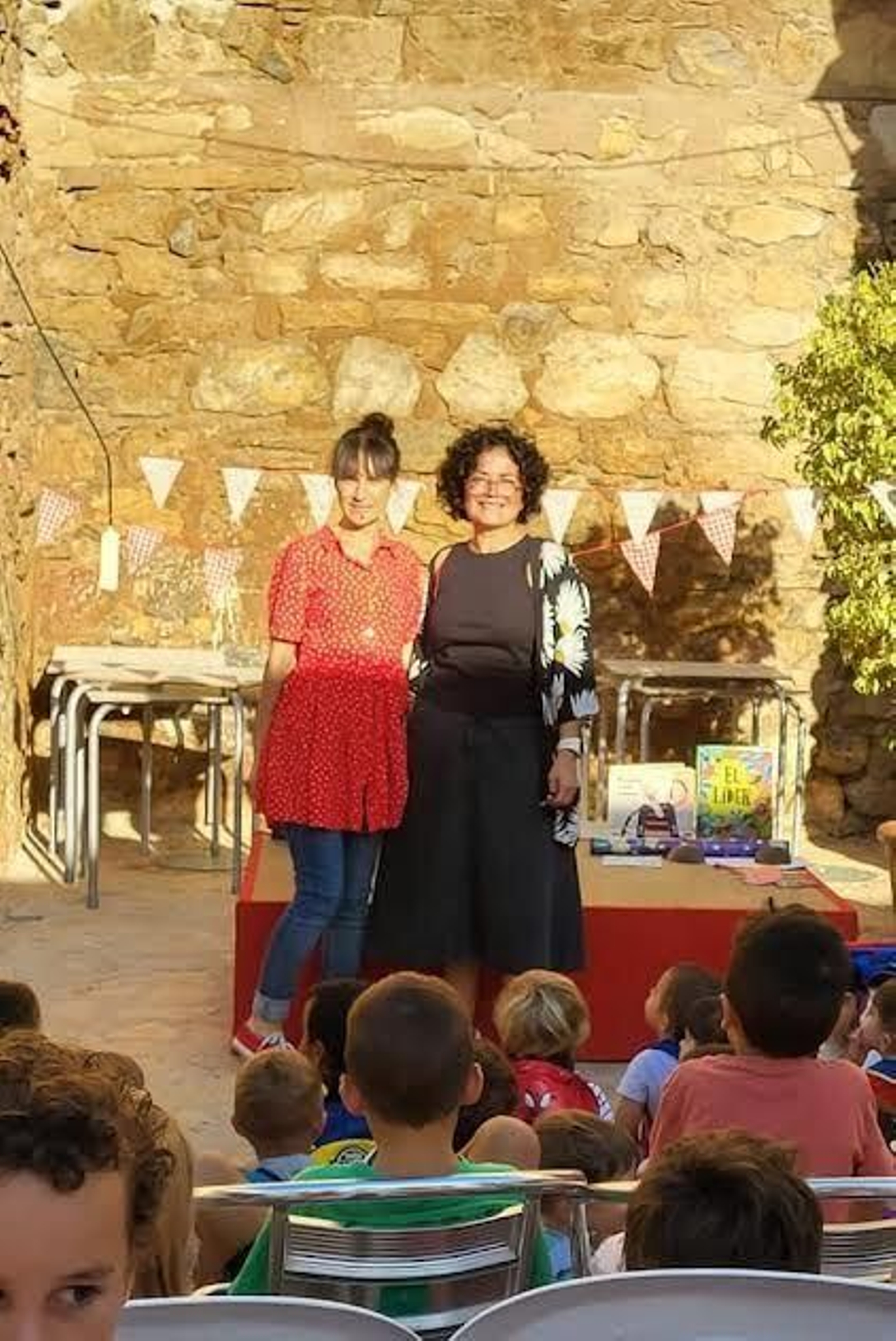 'Paula Mandarín' y  Noemí Linares, concejal de Cultural, tras la sesión de cuentacuentos