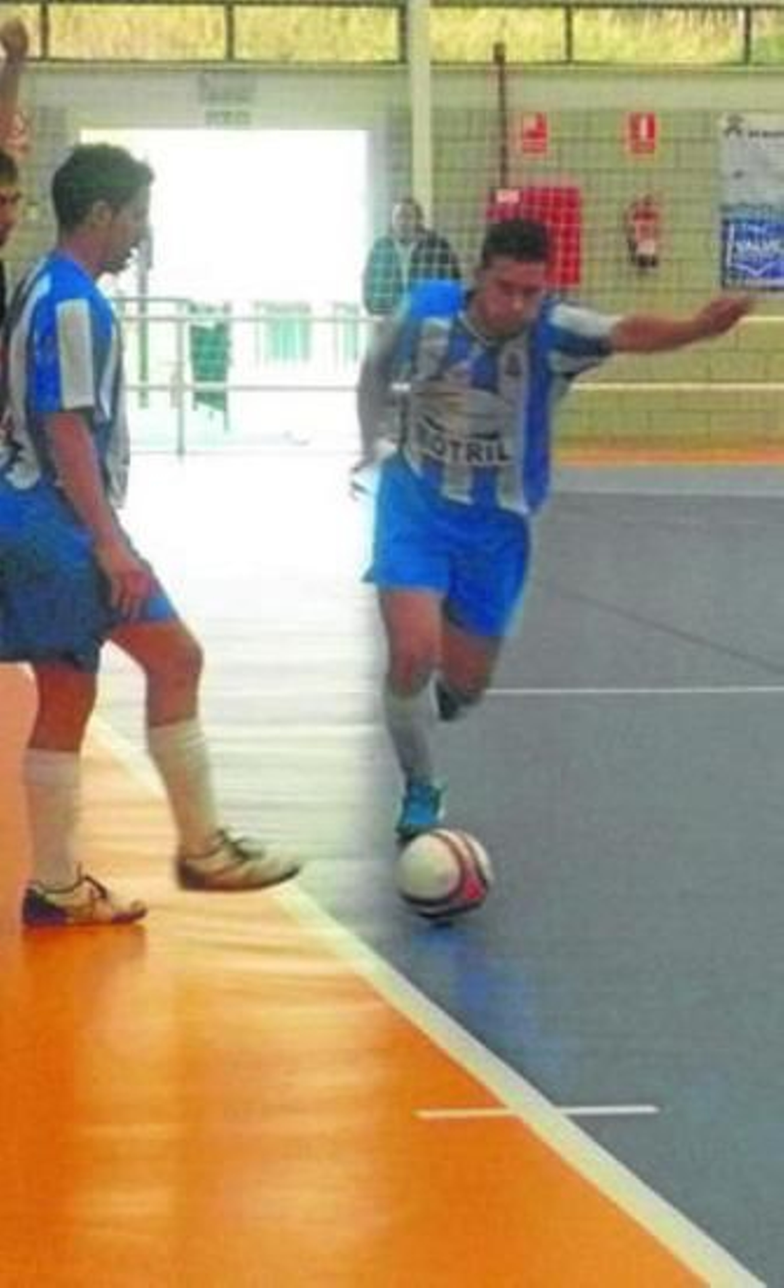 Un jugador del Mercomotril juega por la banda.