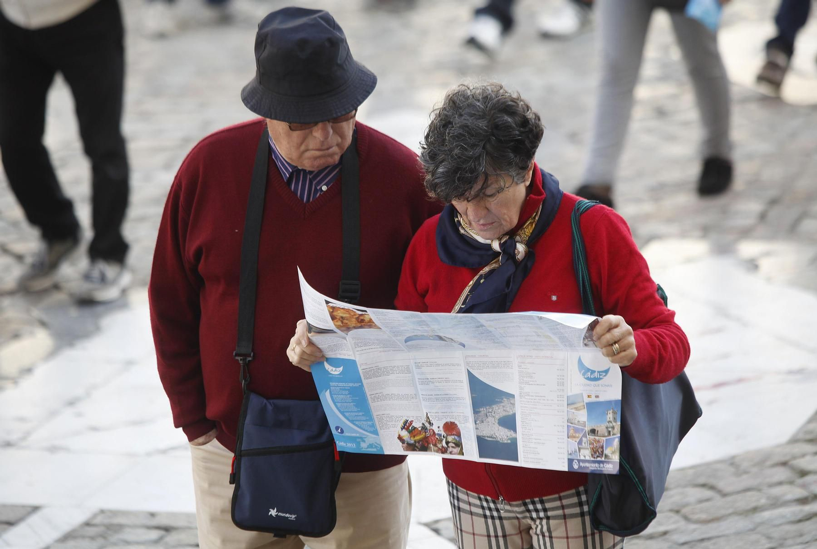 Dos turistas en la ciudad.