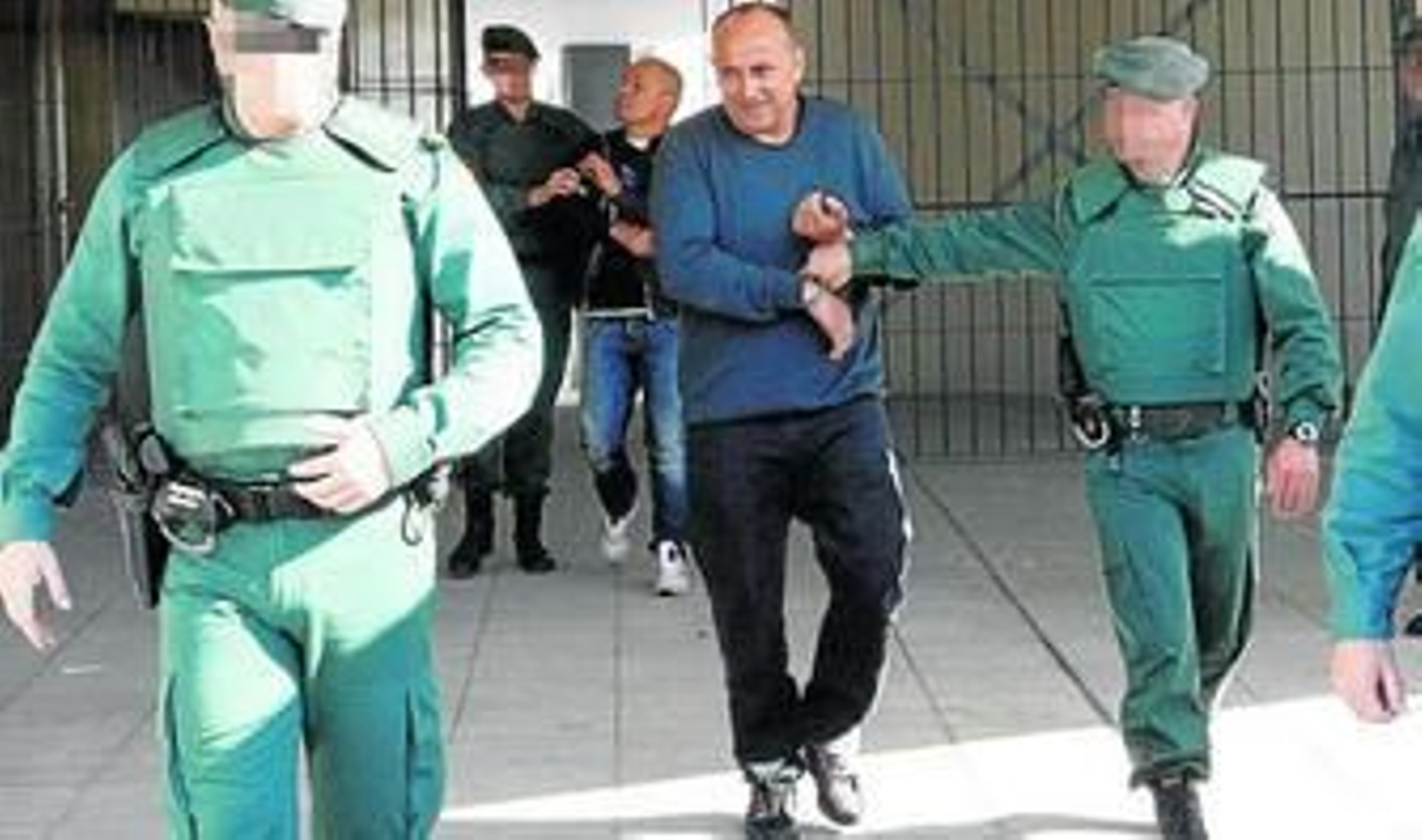 Guardias civiles trasladan al capo Giuseppe Polverino (en primer plano) y a su lugartaniente, tras registrar ayer en Jerez sus viviendas.