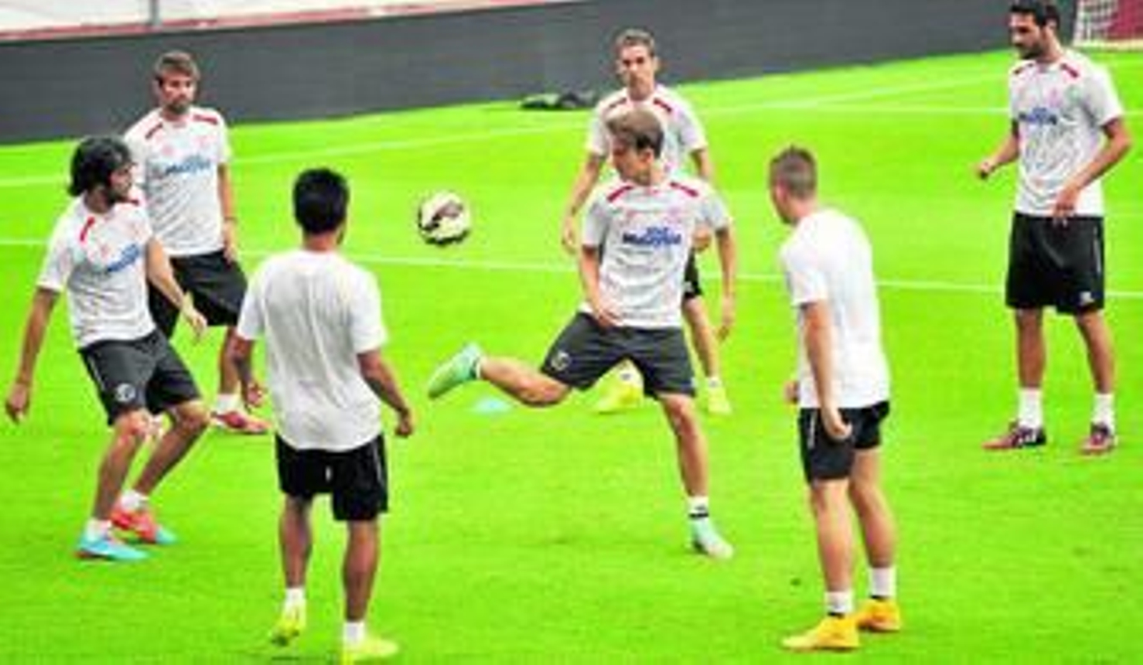 Varios jugadores del Sevilla, durante la sesión de trabajo de ayer.