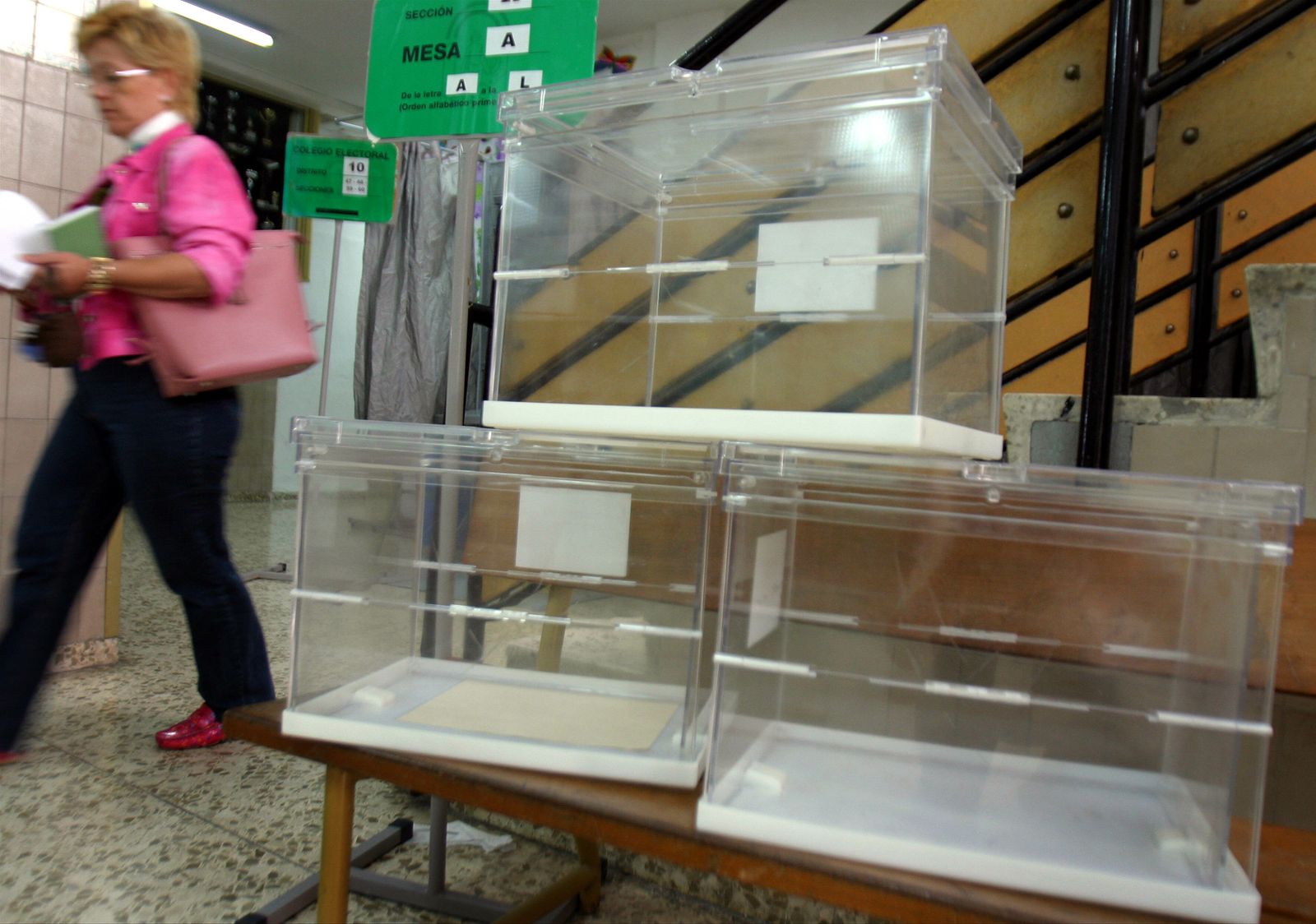Una imagen de urnas ubicadas en un colegio electoral, en una foto de archivo.