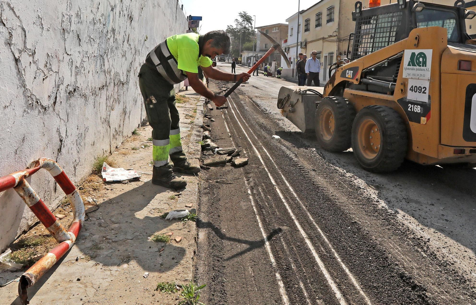Un operario realizando trabajos de la llamada 'marea negra' en Picadueñas.