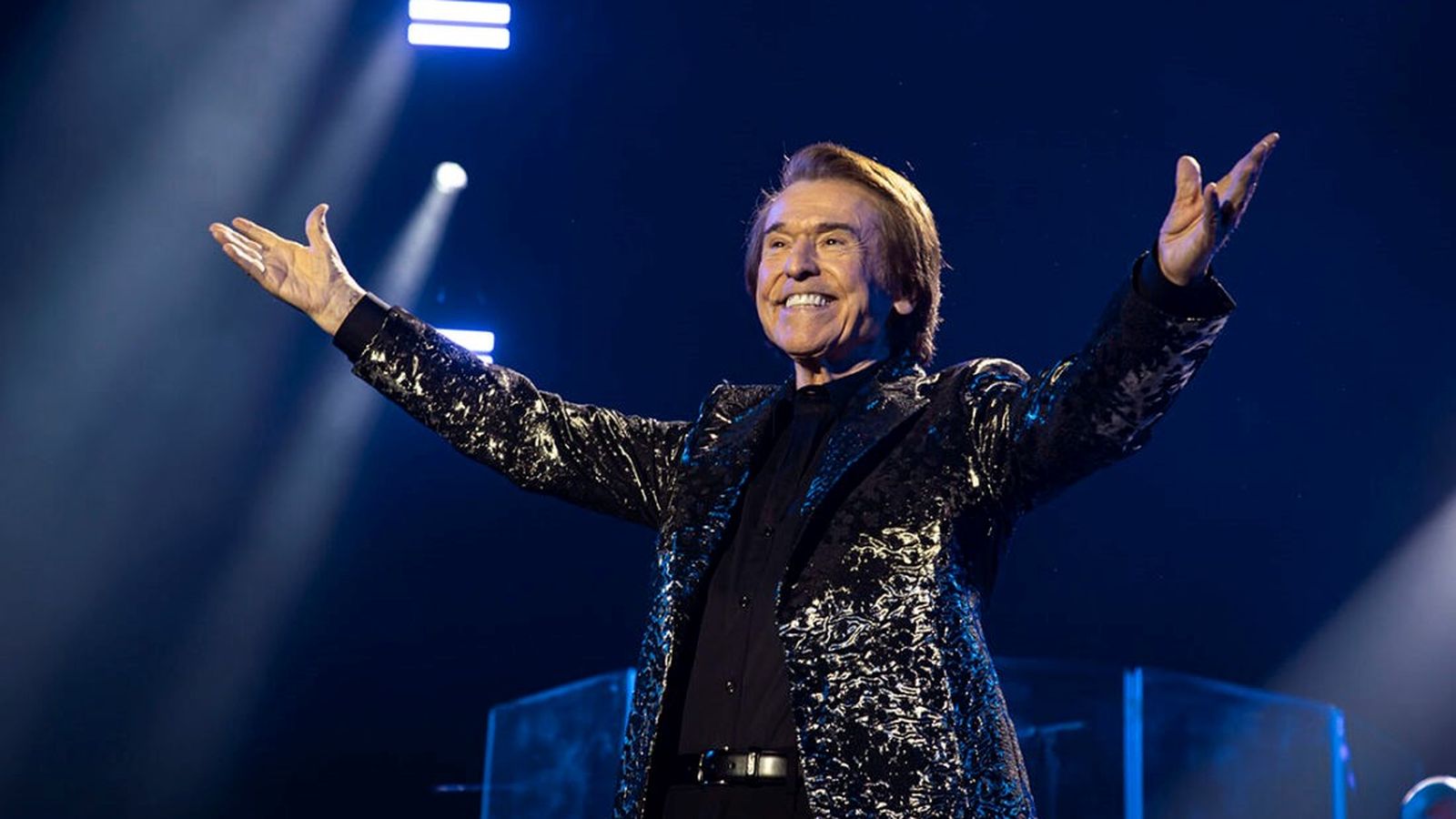 El cantante Raphael durante un concierto.