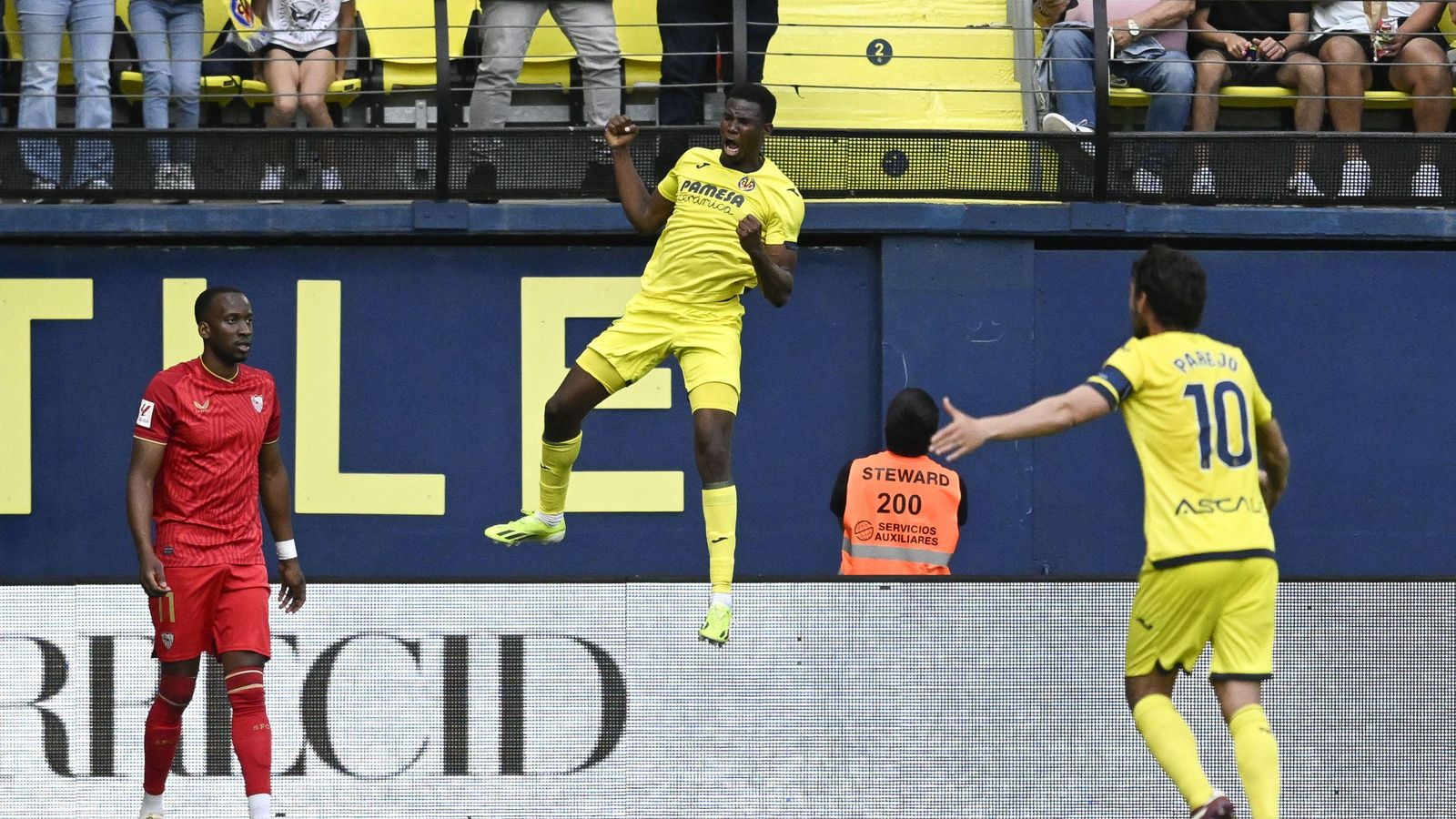 Lukébakio observa la celebración de Mosquera con Parejo.