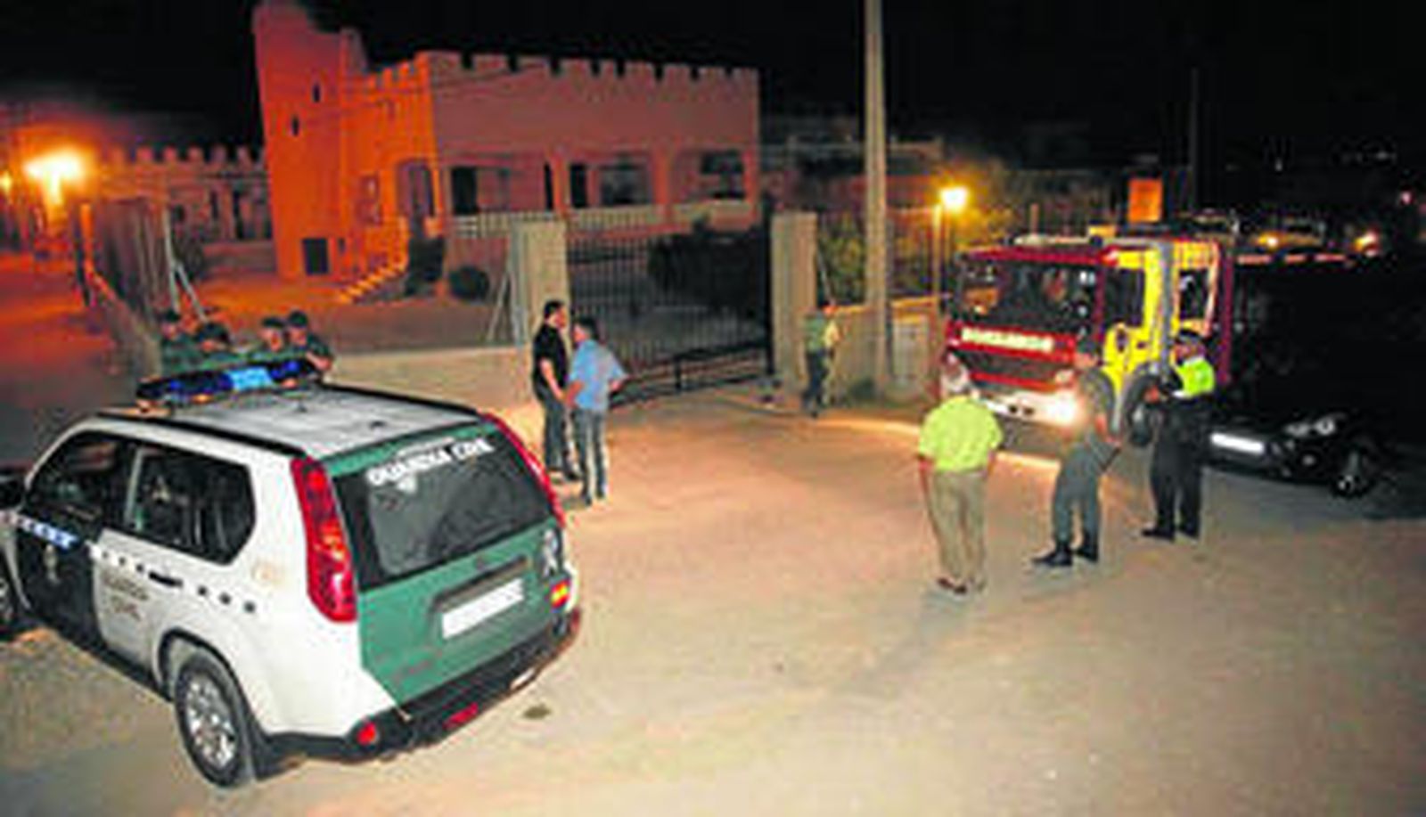 Guardia Civil, Policía Local y Bomberos tras el levantamiento del cadáver frente a la casa del detenido.