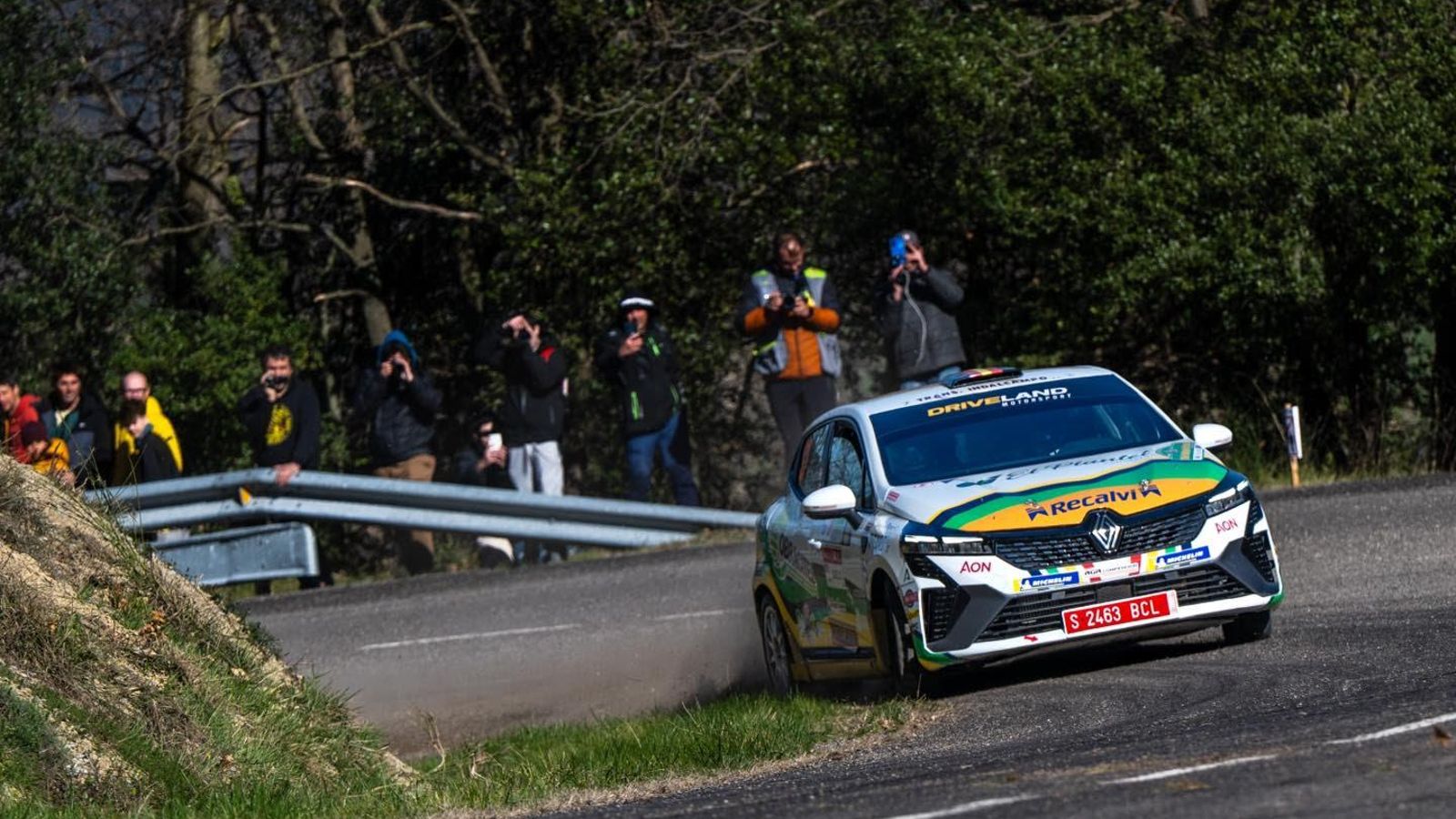 El vehículo del almeriense Francisco Manuel Puertas a su paso por uno de los tramos del circuito.