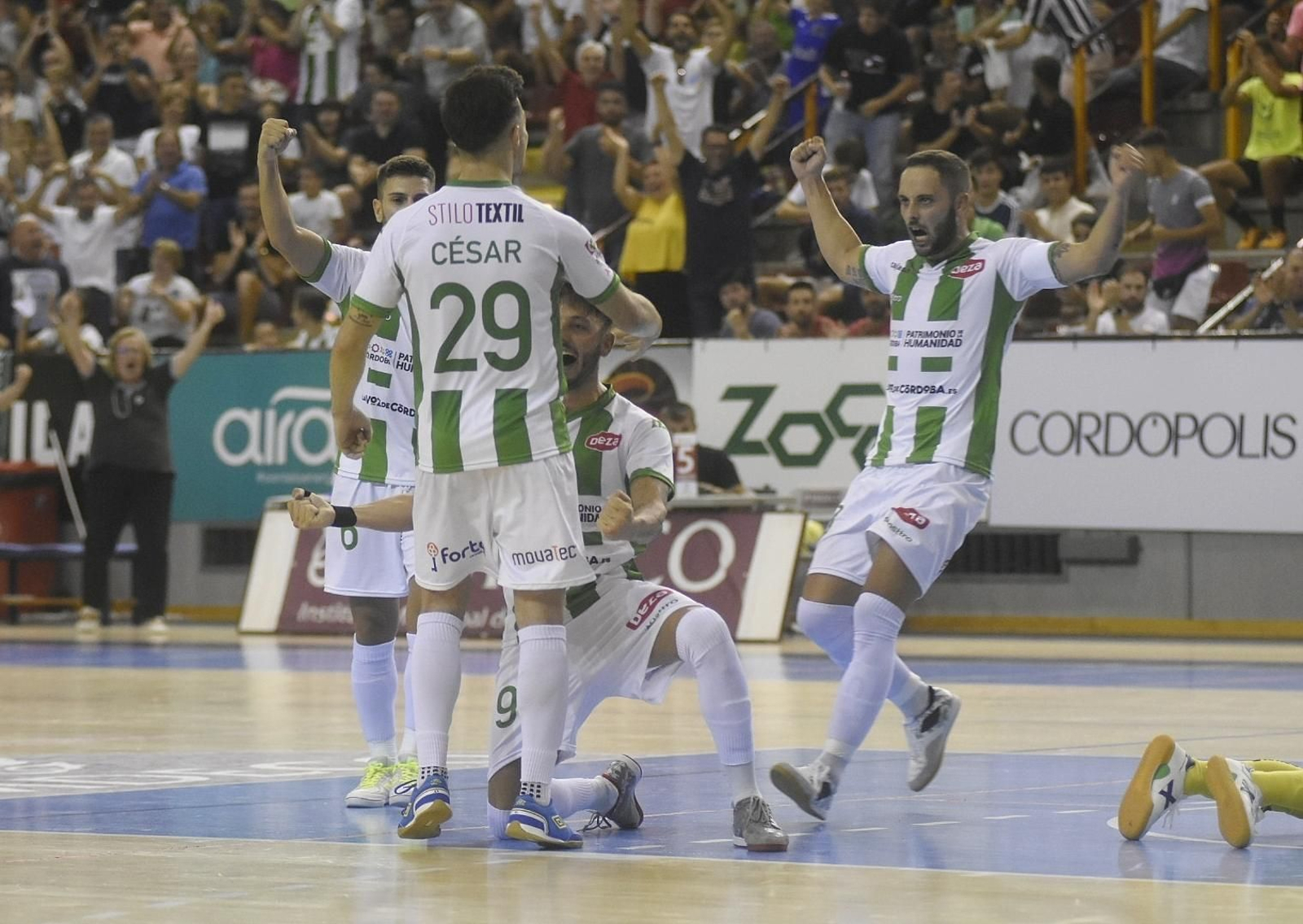 Los jugadores del Córdoba Patrimonio de la Humanidad celebran uno de sus goles.