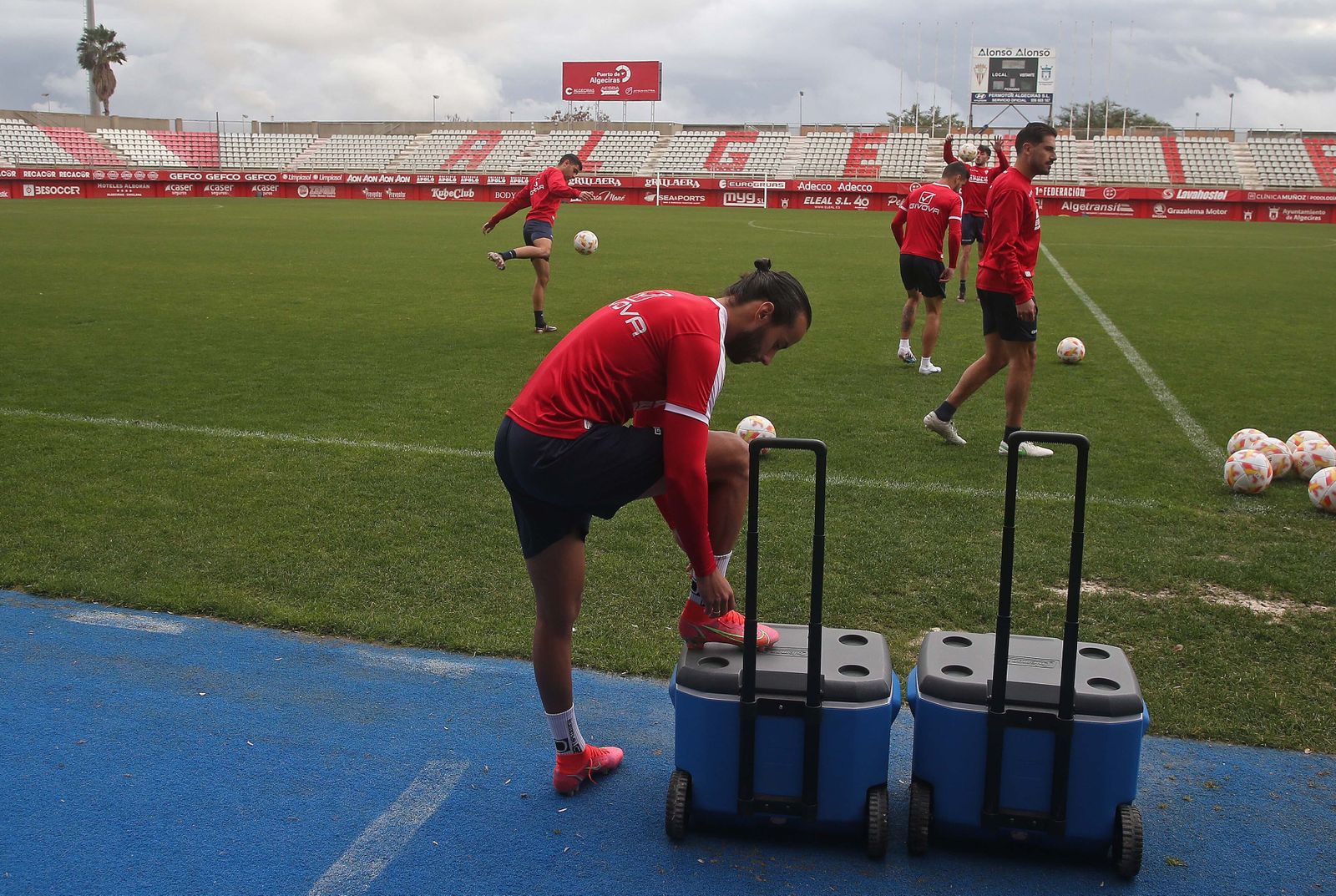 Fotos del entrenamiento del Algeciras CF con el portero Rubén Miño