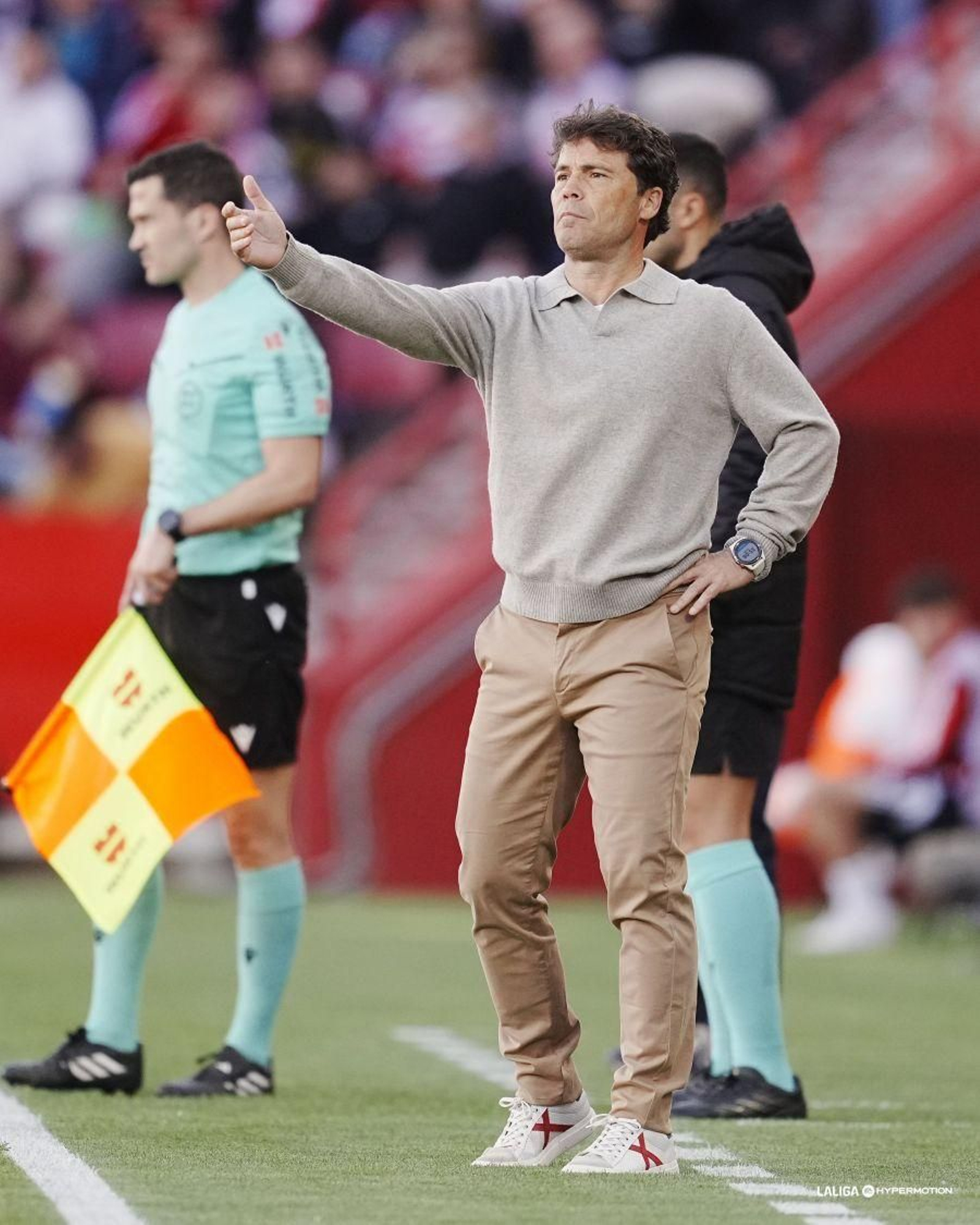 El preparador rojiblanco dirige a los suyos desde el área técnica.