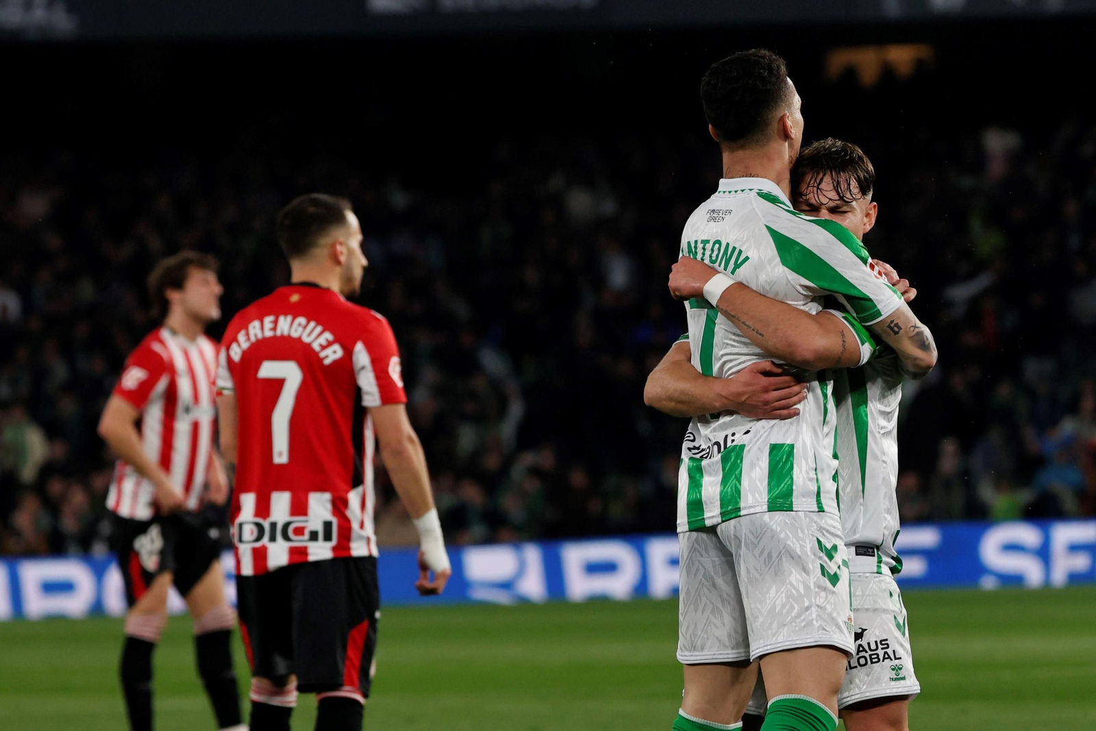 Antony es abrazado por Ángel Ortiz tras el 1-0.