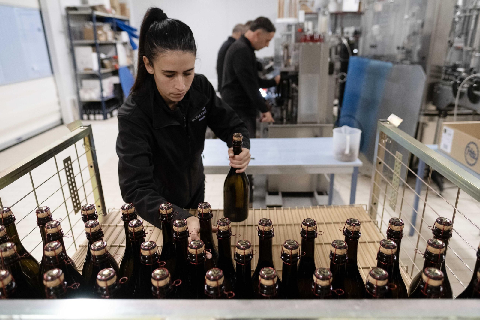 Botellas ya preparadas para su comercialización.