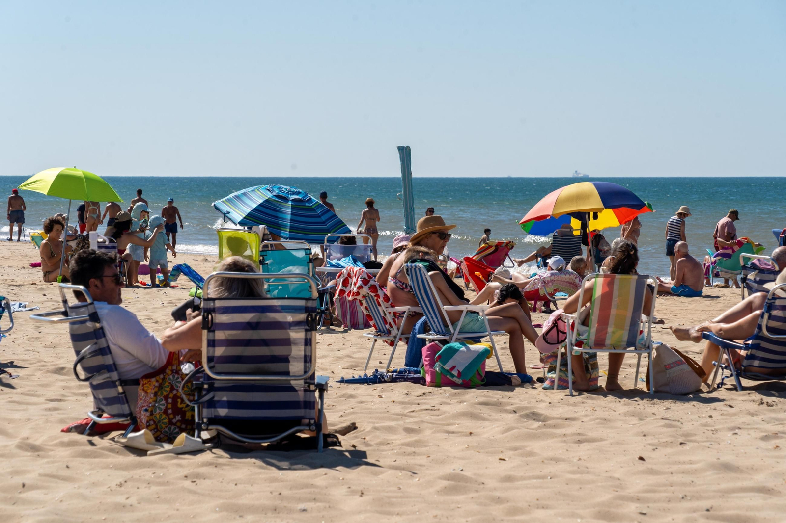 La Playa de la Bota este domingo, soleada, viva&nbsp;y&nbsp;con&nbsp;brisa