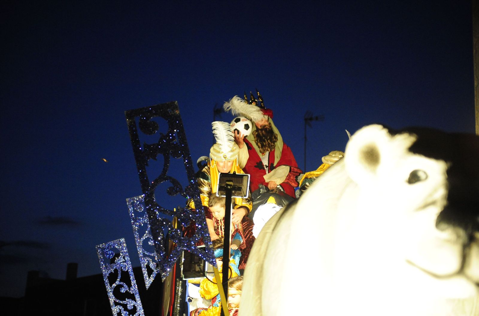 Francisco Ruiz Brenes 'Superpaco' ejerciendo de Rey Gaspar en la Cabalgata de Reyes de 2011. Como no podía ser de otra forma, balón en mano