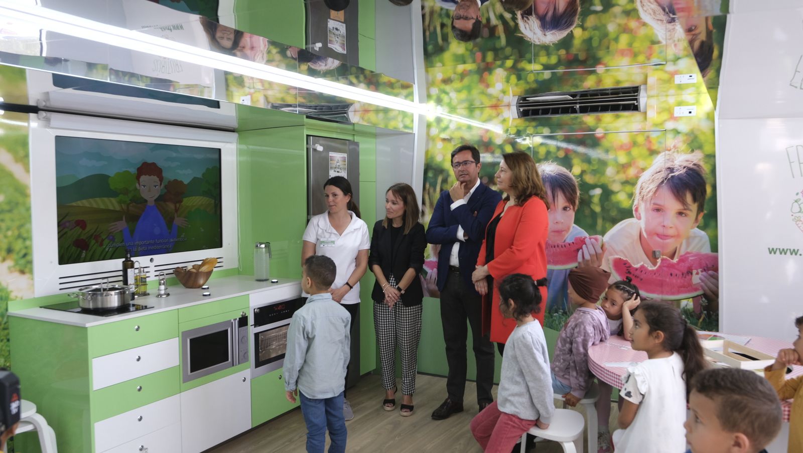 Imágenes de la caravana Frutibús, alimentación saludable, en Las Norias (El Ejido)