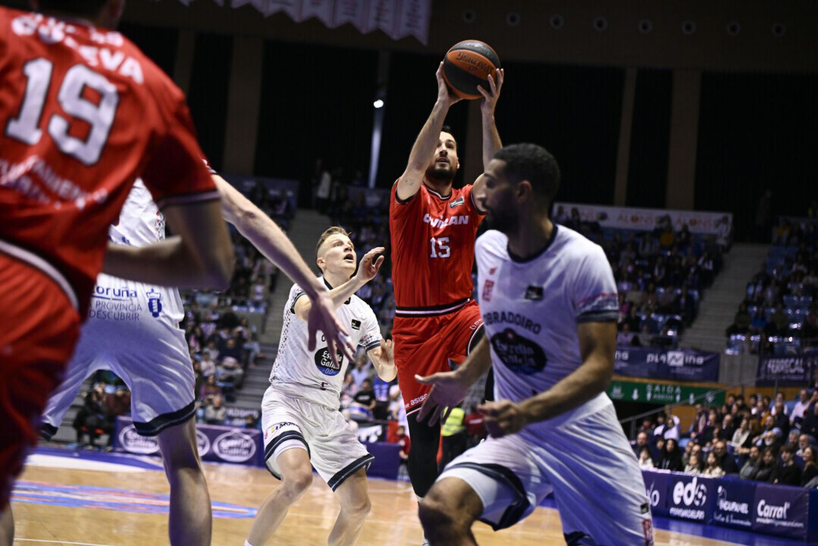Entrada a canasta de Costa en el partido ante Obradoiro
