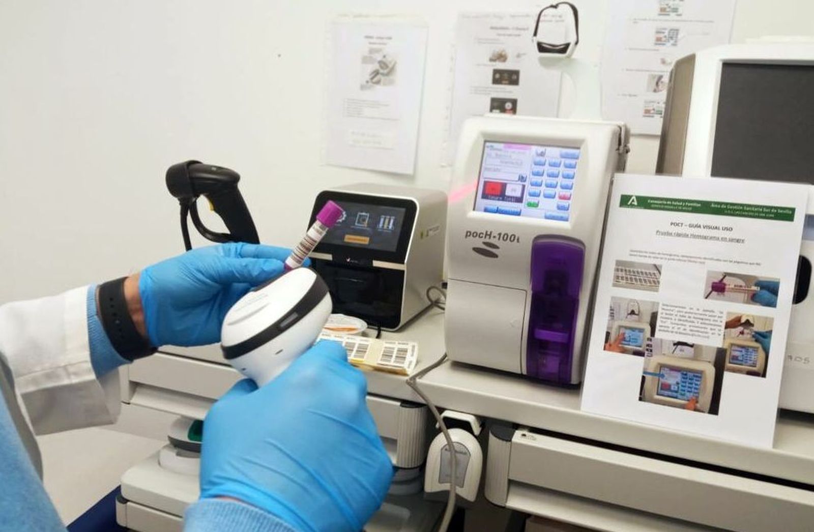 Un profesional durante el manejo de los analizadores POCT.