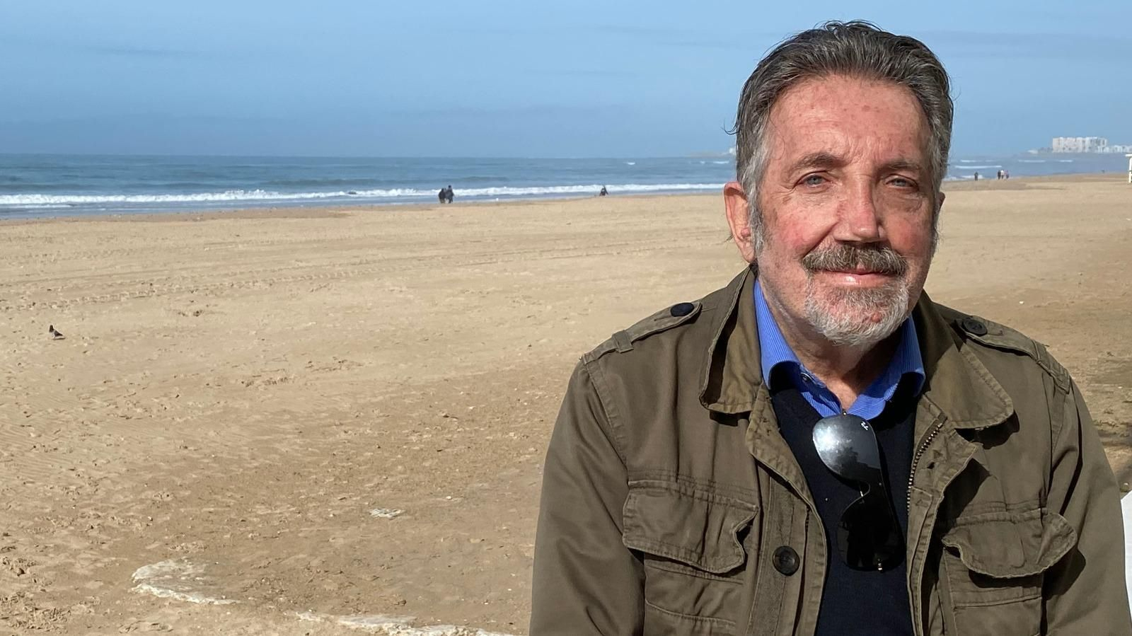 Ángel Flores posa en el Paseo Marítimo de Cádiz.