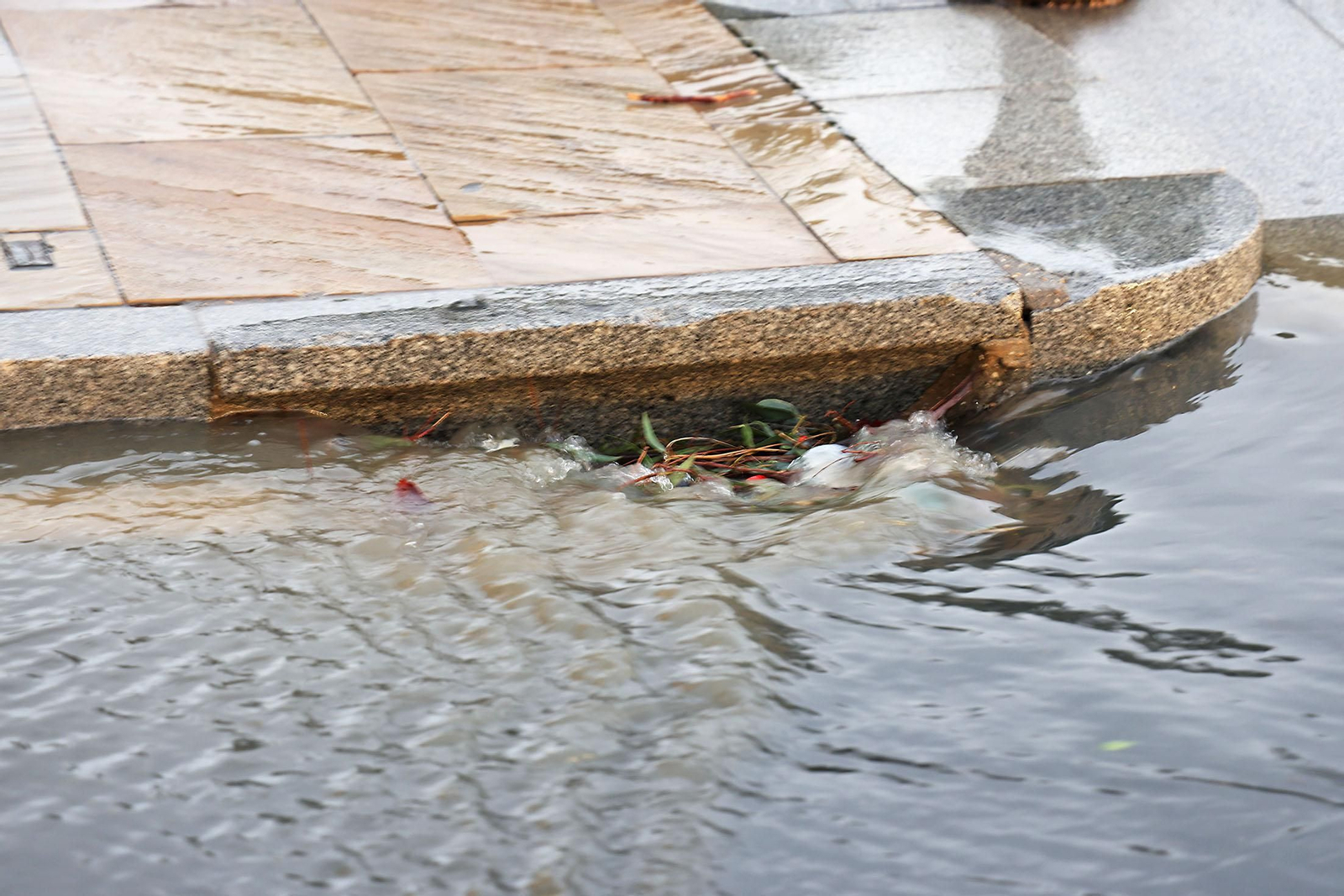 Imágenes del caos en Huelva por la borrasca Claudia con inundaciones, riadas y cortes de carreteras