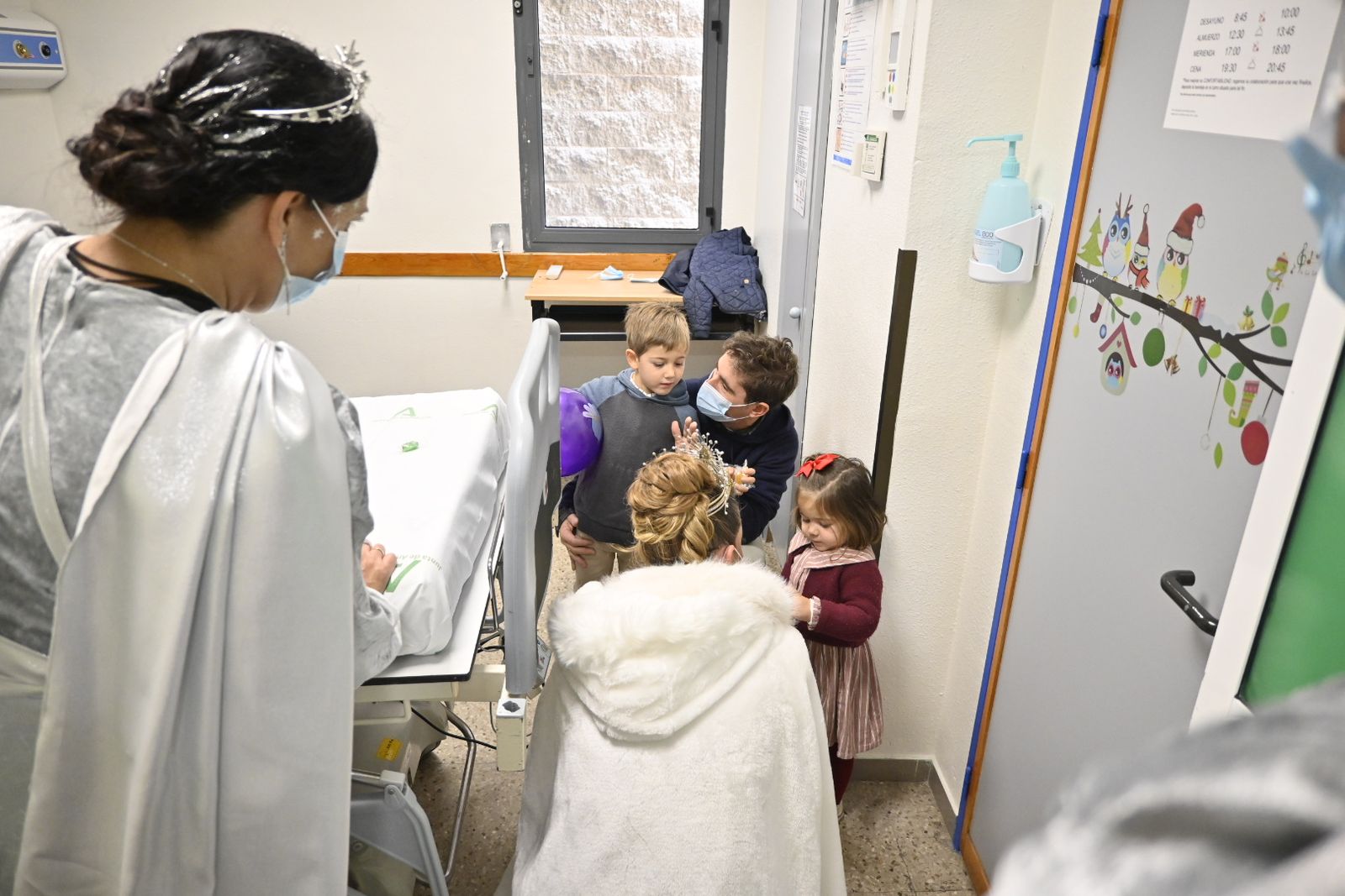 Recorrido fotográfico de los Reyes Magos por el hospital y los centros de mayores en la mañana del 5 de enero en Huelva