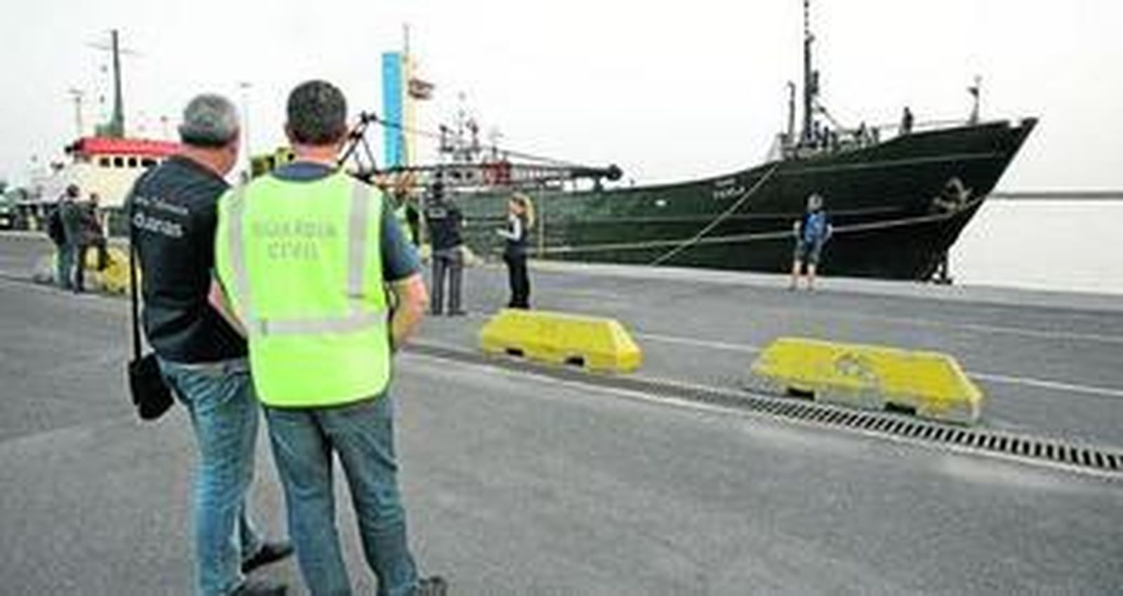 Agentes de la Guarida Civil y de Vigilancia Aduanera durante las maniobras de atraque del buque en el Puerto.