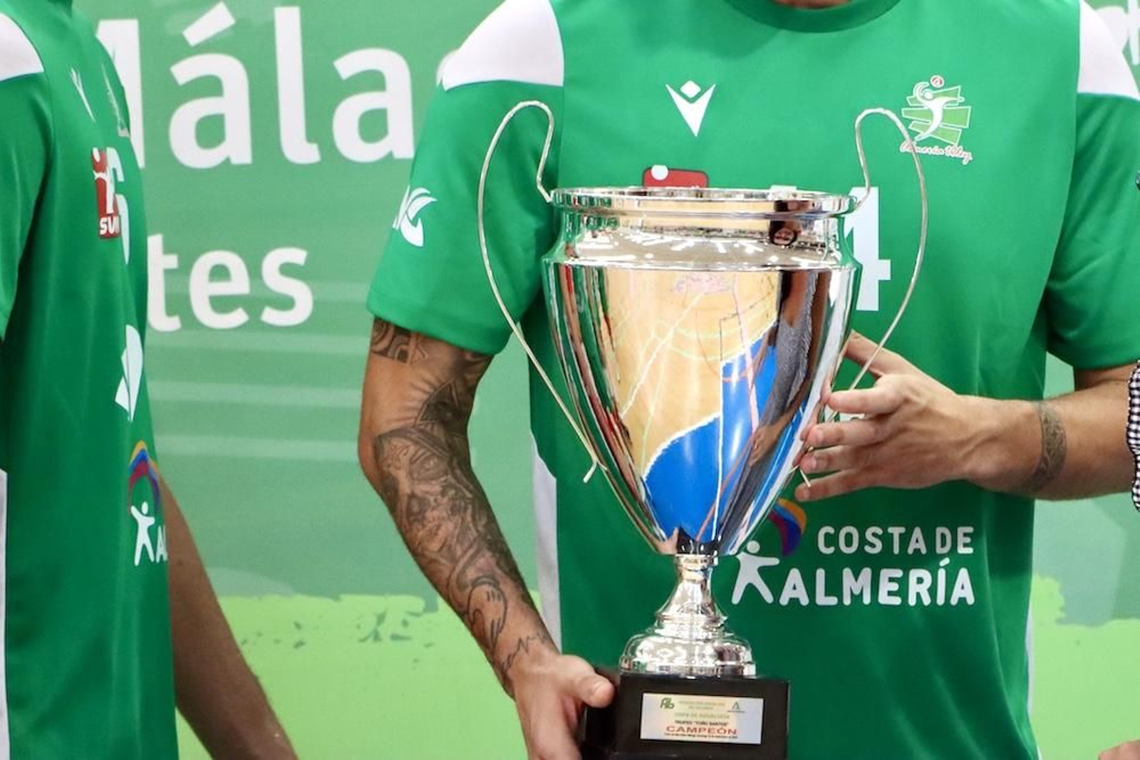 Trofeo de la Copa Andalucía sujetado por un jugador del conjunto ahorrador en una edición anterior.