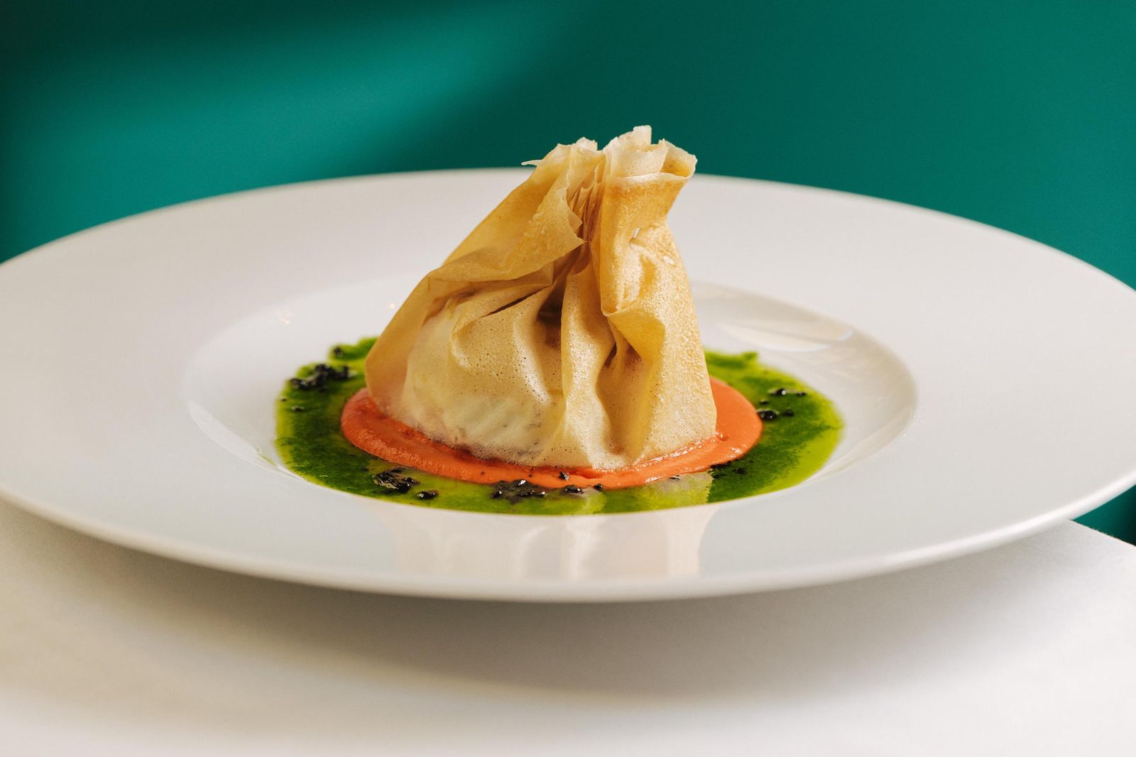 Crujiente de queso de cabra, cebolla caramelizada, crema de piquillos, aceite de hierbas.jpg