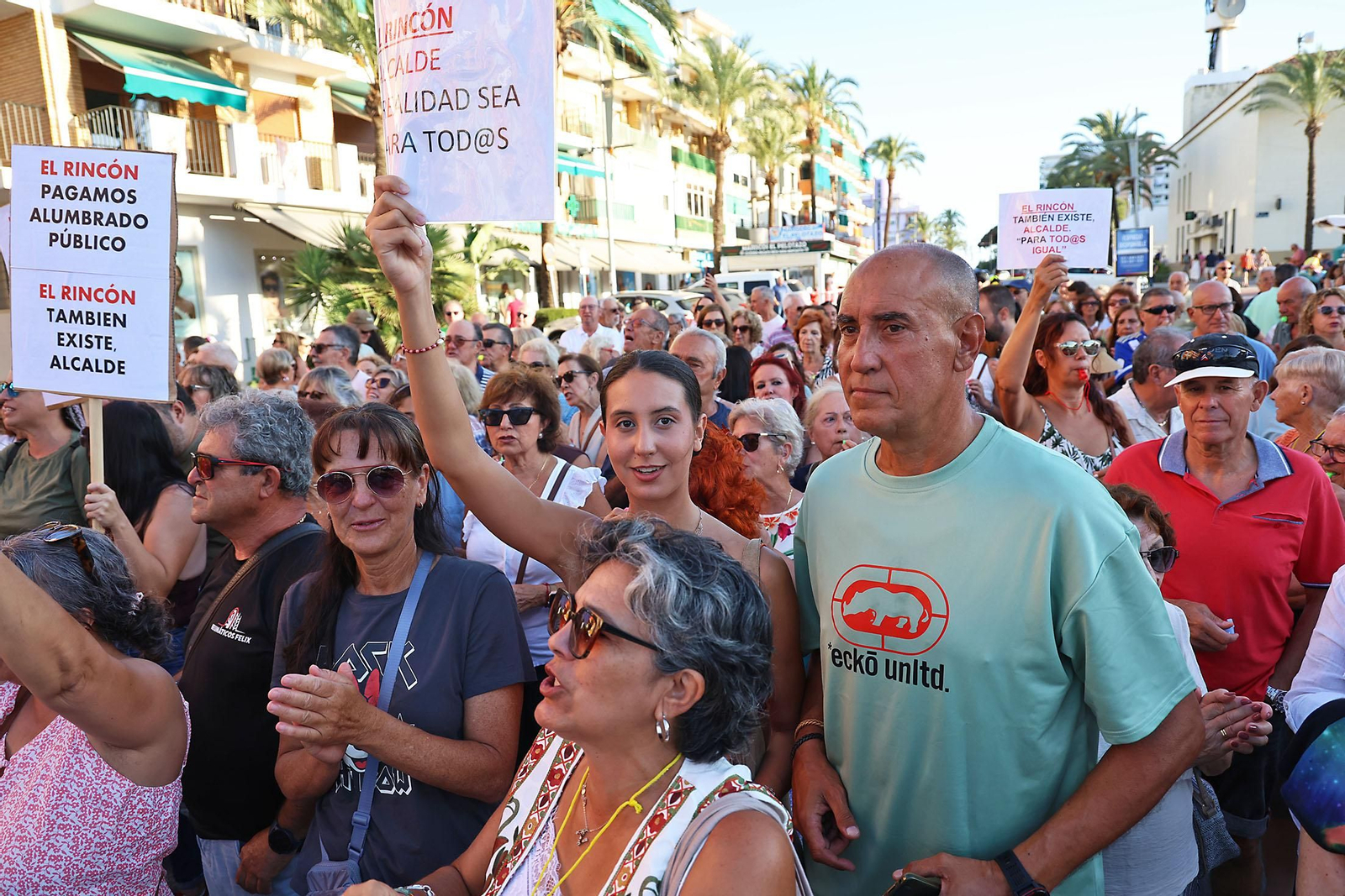 Imágenes de la concentración de los vecinos del Portil por el abandono de la playa