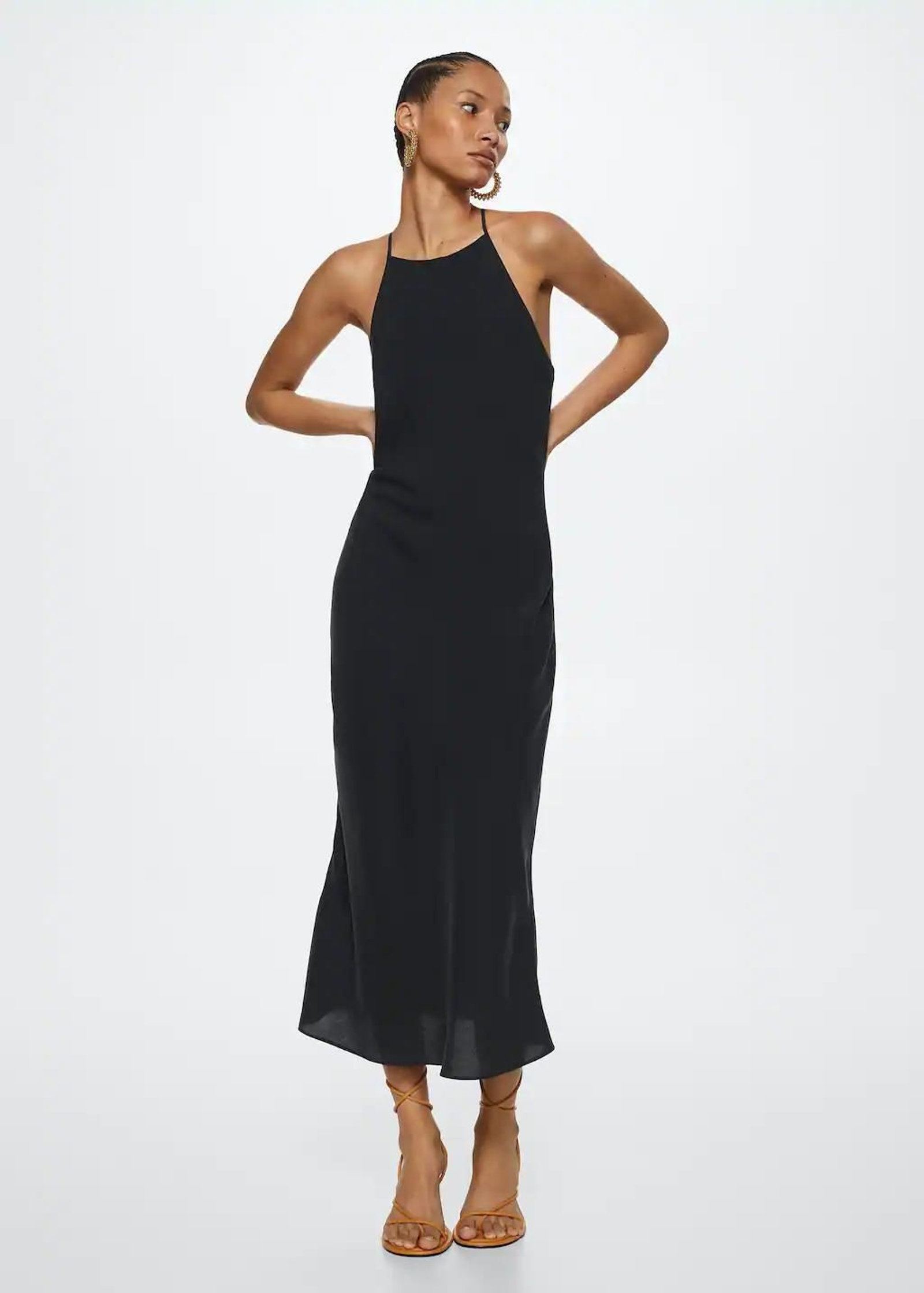 Vestido negro con tirantas de Mango.