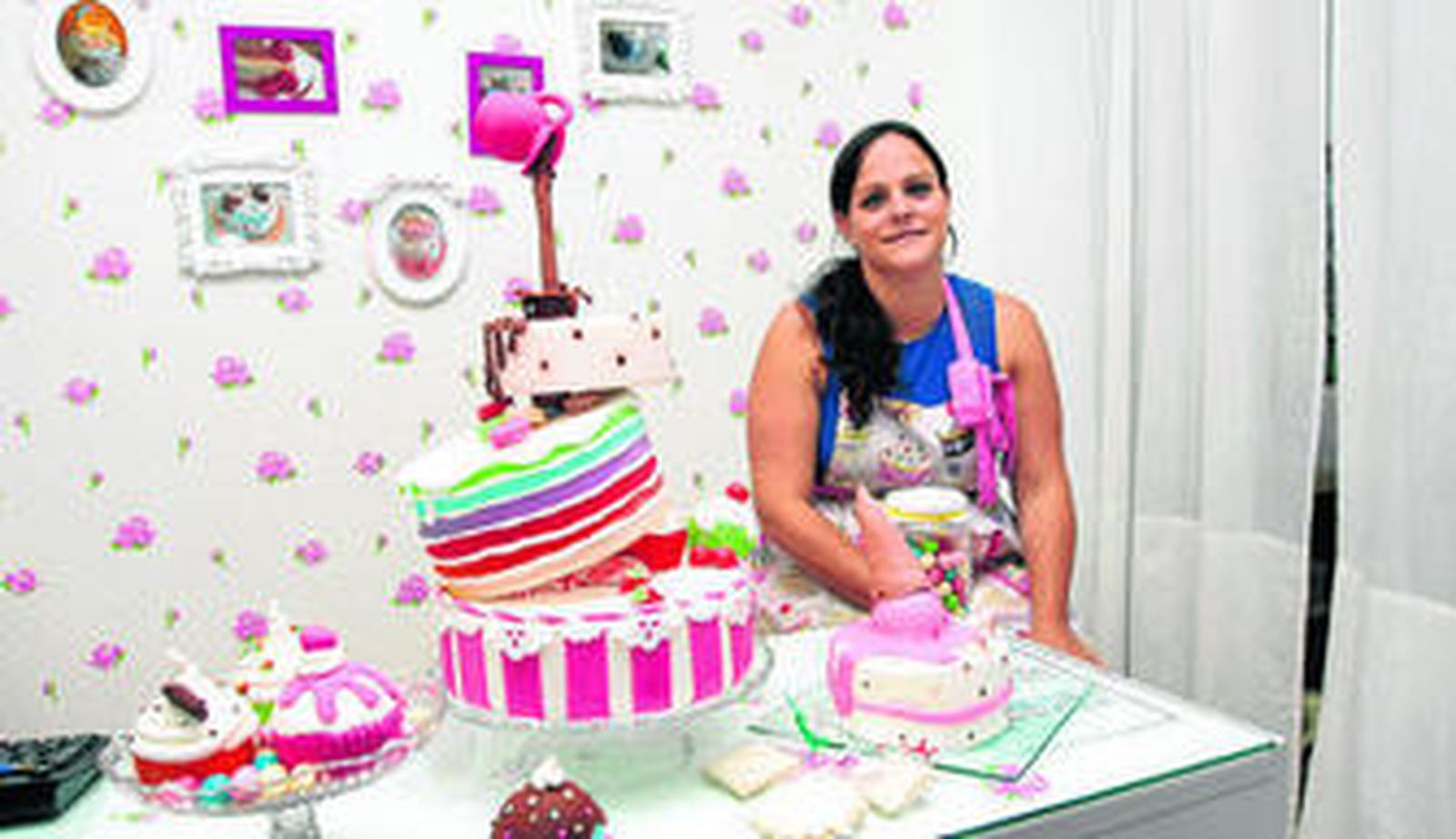 Cinta Fortes y algunas de sus creaciones en el establecimiento 'Cintita y sus tartitas'situado en La Merced.