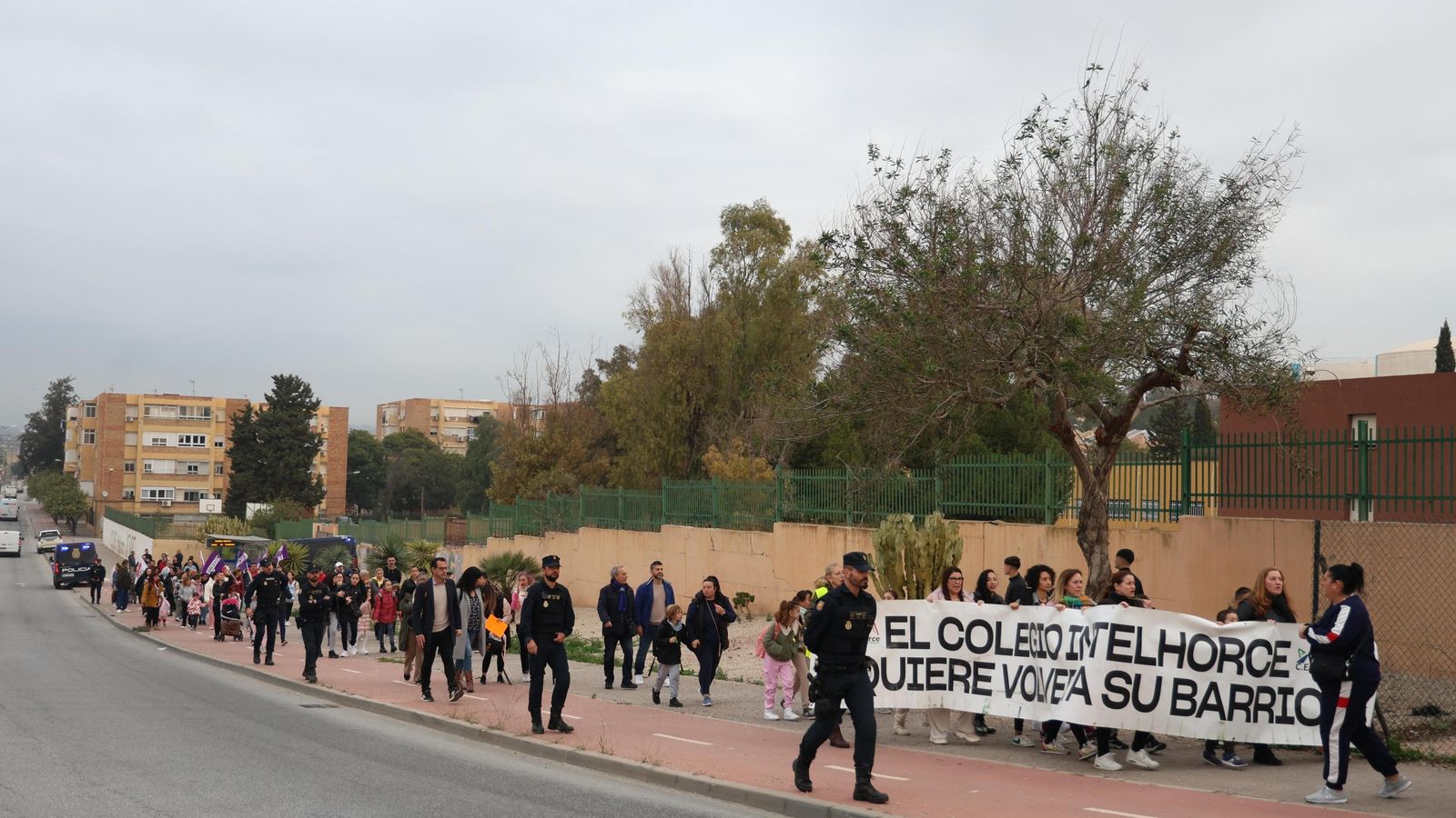 Las familias acudiendo a la concentración de este lunes a las puertas del colegio Intelhorce.