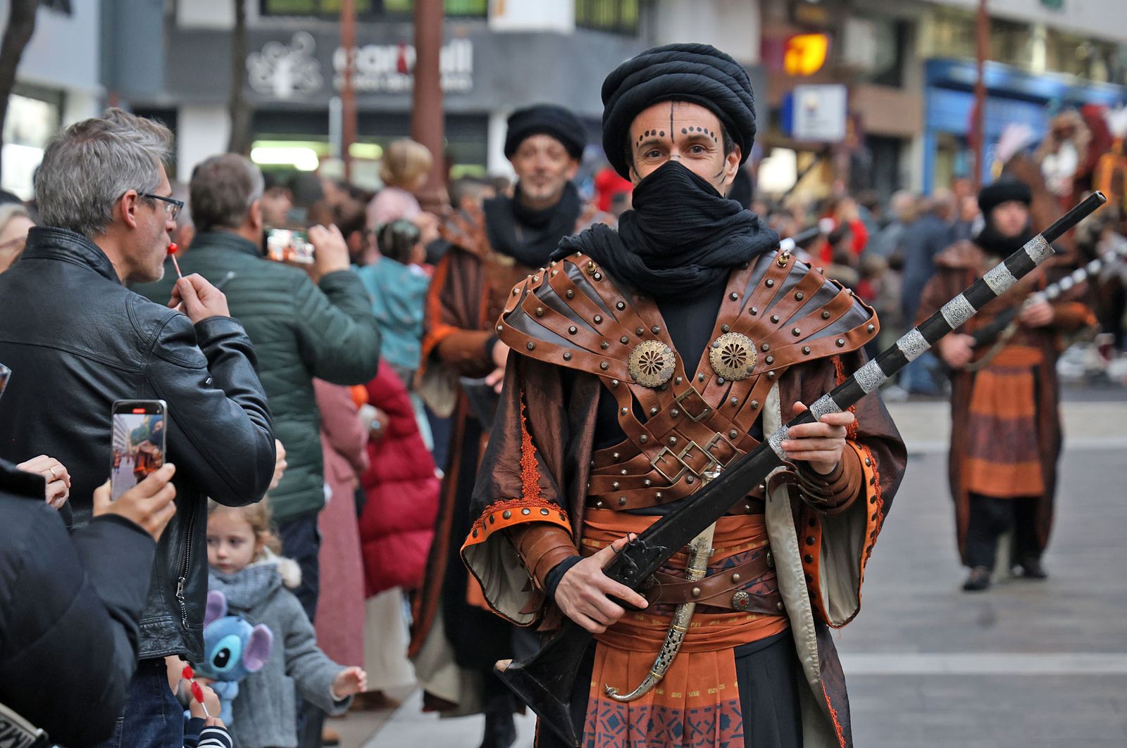 Imágenes del Heraldo Real anunciando la llegada de los Reyes Magos a Huelva