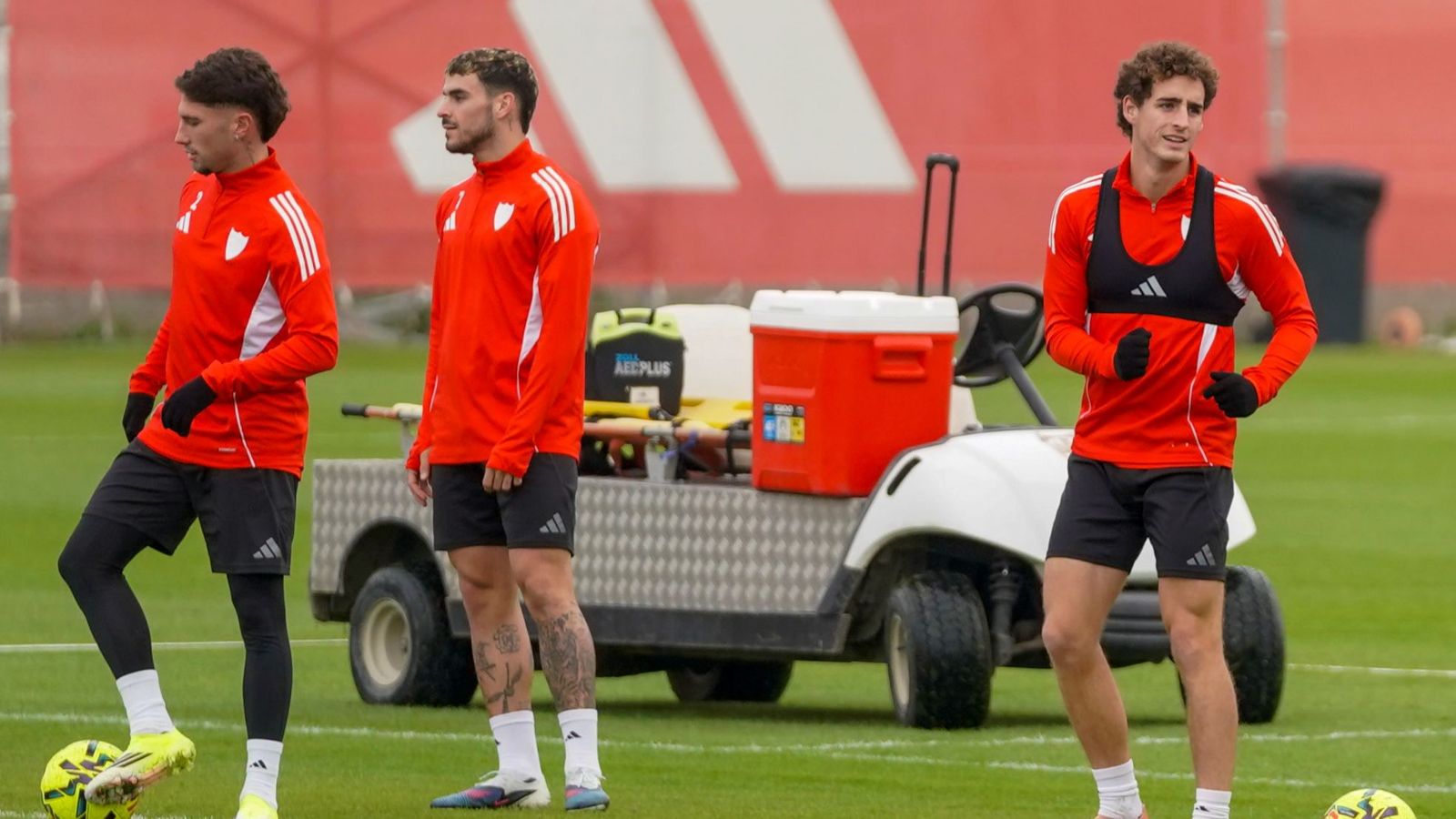 Carmona, Isaac Romero y Manu Bueno, tres canteranos en el entrenamiento del Sevilla