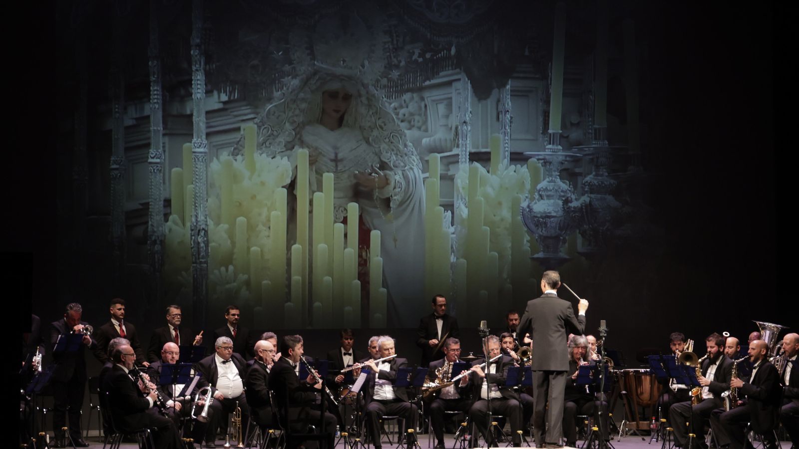 Un momento de la actuación de la Banda Sinfónica Municipal, con una imagen de la Virgen de la Paz al fondo.