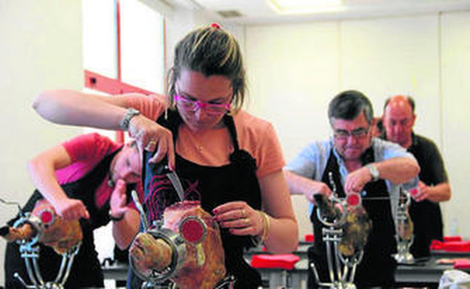 Los cursos de la Escuela Internacional de Cortadores de Jamón (EICJ) llegan esta semana a la Escuela Gambrinus.