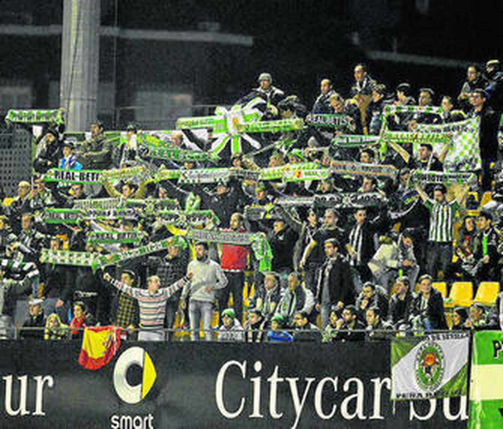 Grupo de aficionados béticos que acudió al duelo en Alcorcón.