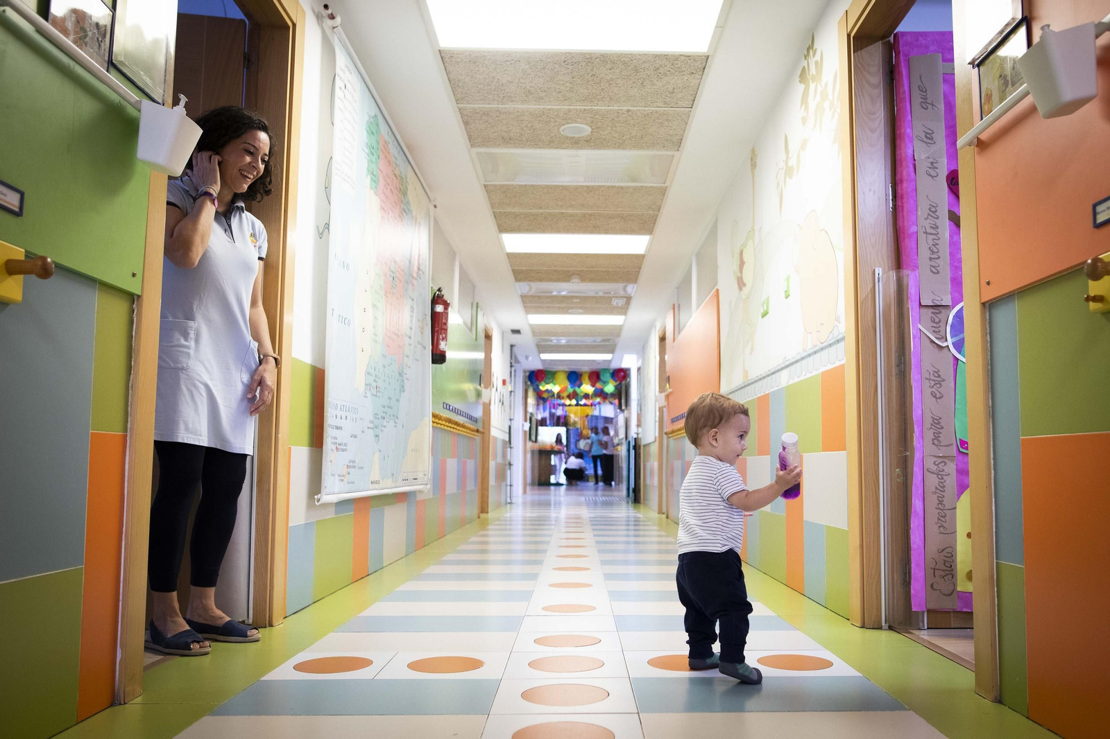 Un niño empieza el curso en una guardería de Granada.