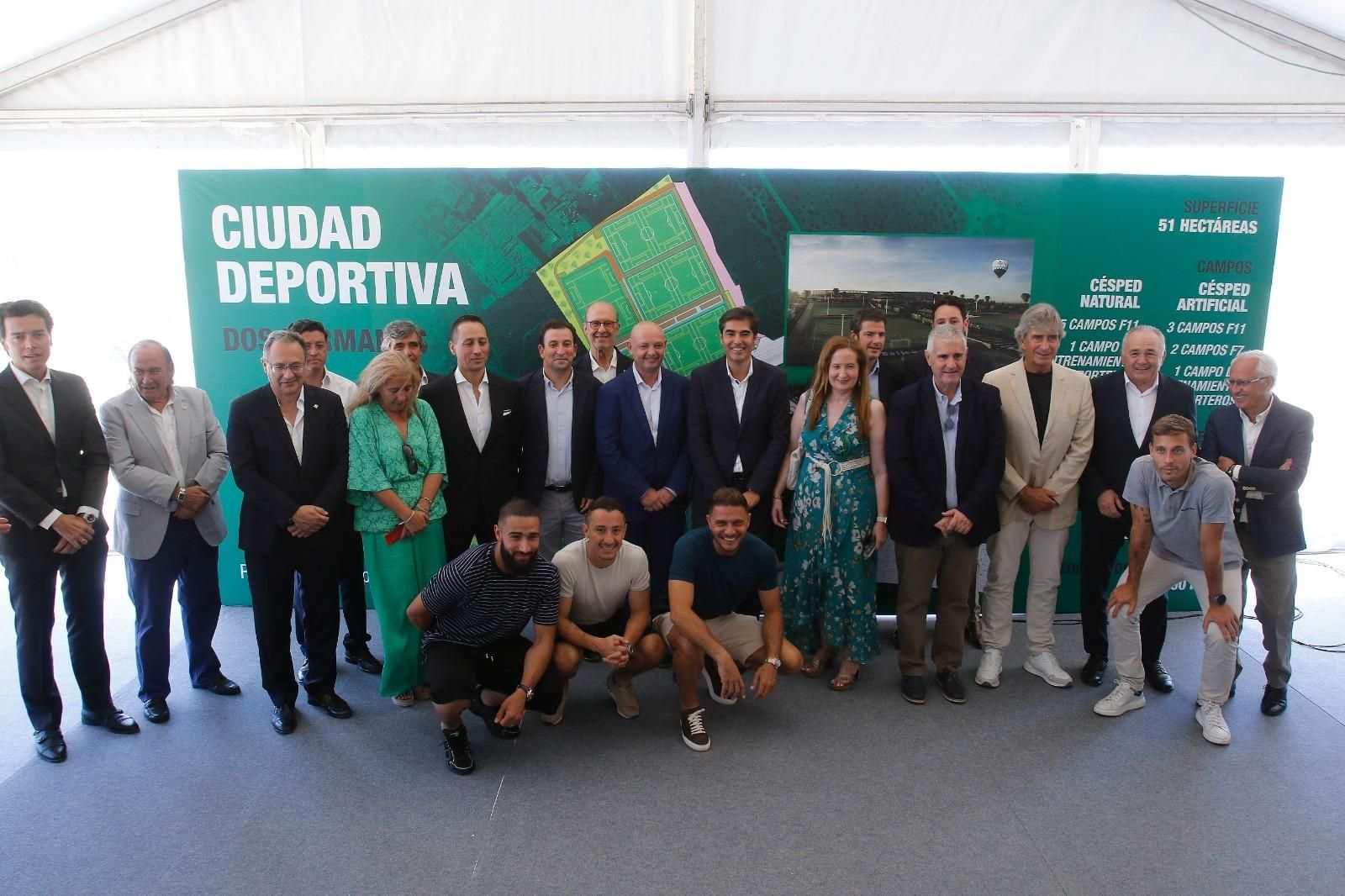 Foto de familia de los asistentes al acto del inicio de las obras de la nueva ciudad deportiva del Betis.
