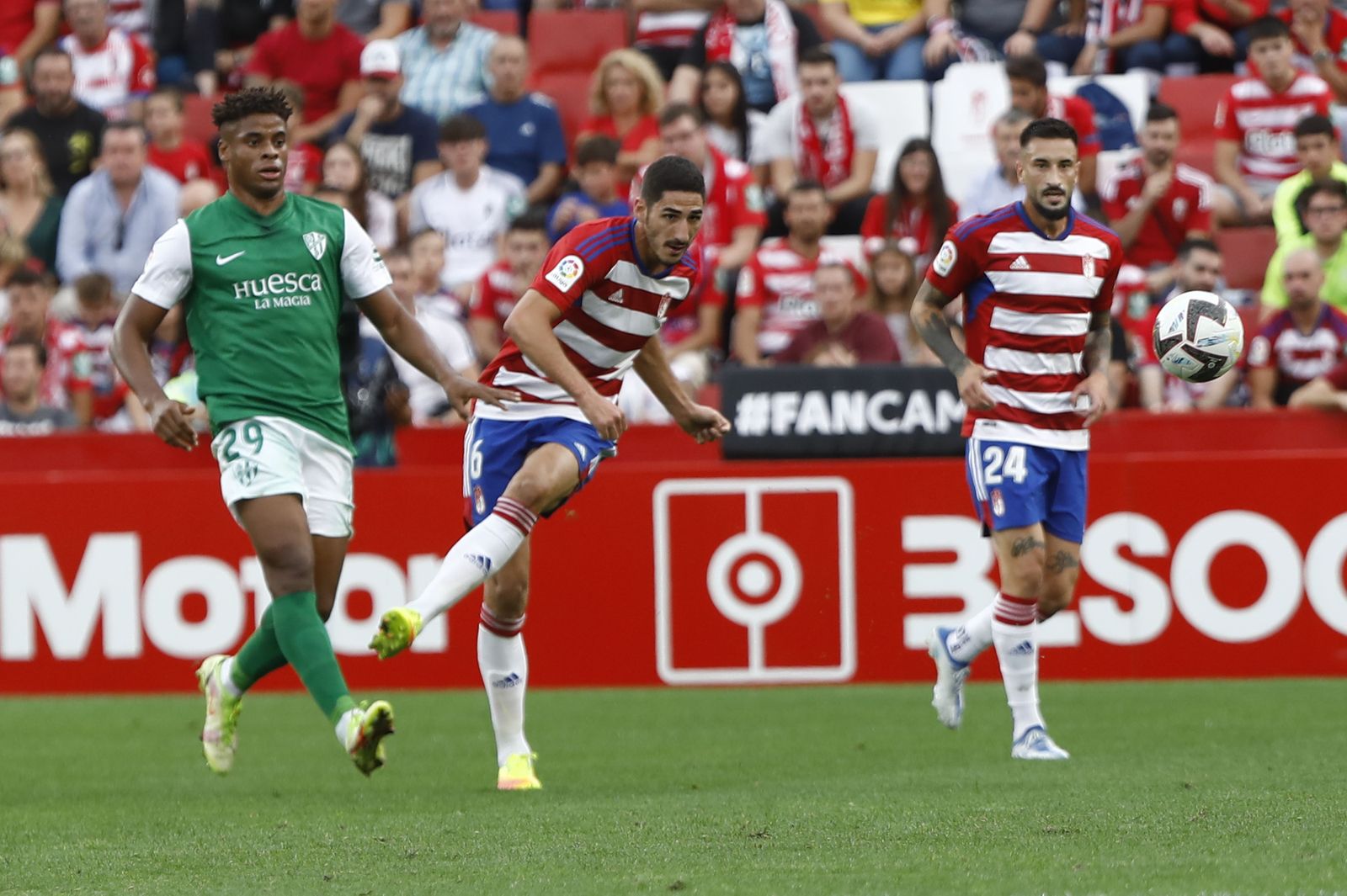 Yann Bodiger golpea el balón en el encuentro ante el Huesca.